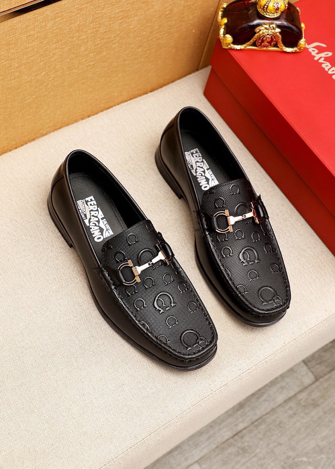 NO:953445,Product trademark Ferragamo 'Ferragamo' casual leather shoes. Regular size: 38-44 (customized at 45.46) Product materials are selected. Imported first-layer calfskin embossed upper + luxury hardware buckle, imported water-dyed cowhide lining. Strong three-dimensional visual effect, original rubber outsole. 1 color available, ferragamo, ferragamo, cowhide19860909商品商标Ferragamo「 菲拉格慕」休闲皮鞋 正码码数:38-44（45.46订制） 商品材料精选 进口头层小牛皮圧花鞋面+奢华五金扣,进口水染牛皮内里.强烈立体视觉效果,原版橡胶大底 颜 色1色可选,,ferragamo,ferragamo,cowhide,Men's shoes