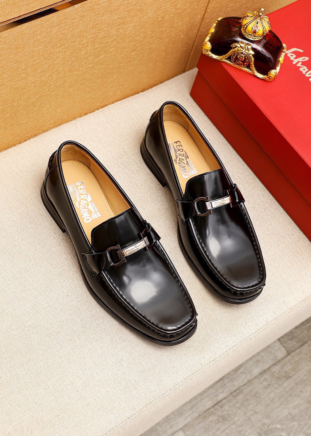 NO:953456,Product trademark Ferragamo 'Ferragamo' casual leather shoes. Regular size: 38-44 (customized at 45.46) Product materials are selected. Imported first-layer open-edge beaded cowhide upper + luxury hardware buckle, imported water-dyed cowhide lining. Strong three-dimensional visual effect, original rubber outsole. 1 color available, ferragamo, ferragamo, cowhide19860909商品商标Ferragamo「 菲拉格慕」休闲皮鞋 正码码数:38-44（45.46订制） 商品材料精选 进口头层开边珠牛皮鞋面+奢华五金扣,进口水染牛皮内里.强烈立体视觉效果,原版橡胶大底 颜 色1色可选,,ferragamo,ferragamo,cowhide,Men's shoes
