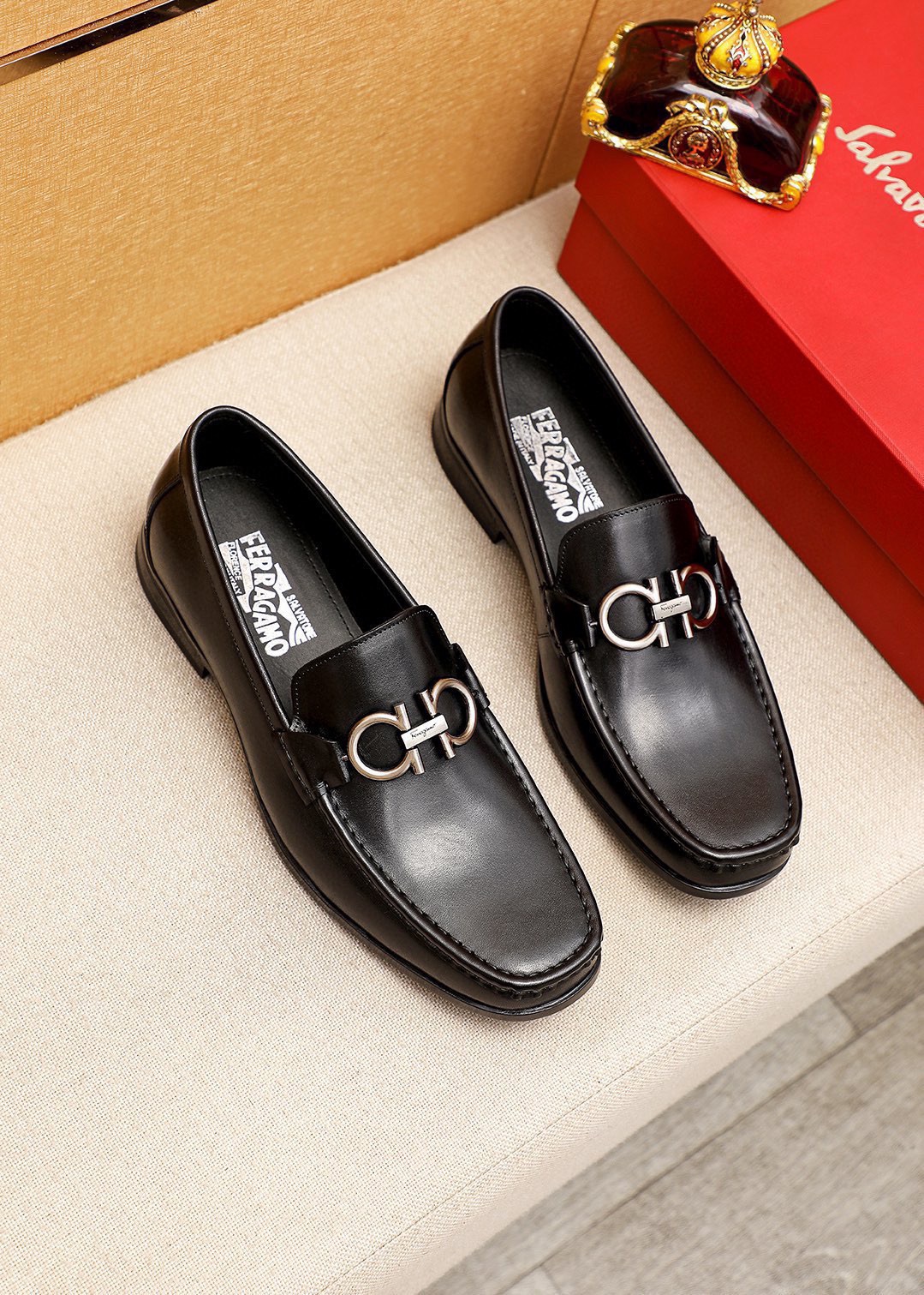 NO:953469,Product trademark Ferragamo 'Ferragamo' casual leather shoes. Regular size: 38-44 (45.46 customized) Product material selection: imported first-layer calfskin upper + luxury hardware buckle, imported water-dyed cowhide lining. Strong three-dimensional visual effect, original rubber outsole, 1 color available, ferragamo, ferragamo, cowhide19860909商品商标Ferragamo「 菲拉格慕」休闲皮鞋 正码码数:38-44（45.46订制） 商品材料精选 进口头层小牛皮鞋面+奢华五金扣,进口水染牛皮内里.强烈立体视觉效果,原版橡胶大底 颜 色1色可选,,ferragamo,ferragamo,cowhide,Men's shoes
