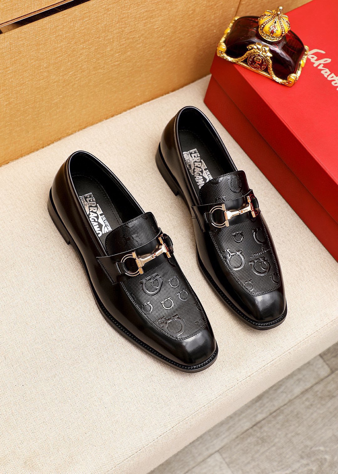 NO:953477,Product trademark Ferragamo 'Ferragamo' casual leather shoes. Regular size: 38-44 (customized at 45.46) Product materials are selected. Imported first-layer open-edge beaded cowhide pressure flower upper + luxury hardware buckle, imported water-dyed cowhide lining. Strong three-dimensional visual effect, original rubber outsole. 1 color optional, ferragamo, ferragamo, cowhide19860909商品商标Ferragamo「 菲拉格慕」休闲皮鞋 正码码数:38-44（45.46订制） 商品材料精选 进口头层开边珠牛皮圧花鞋面+奢华五金扣,进口水染牛皮内里.强烈立体视觉效果,原版橡胶大底 颜 色1色可选,,ferragamo,ferragamo,cowhide,Men's shoes
