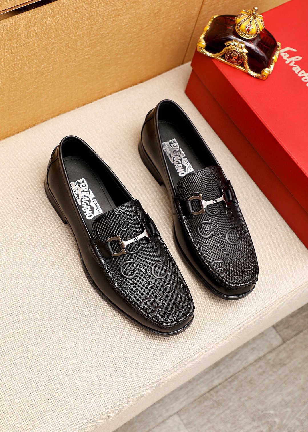 NO:953489,Product trademark Ferragamo 'Ferragamo' casual leather shoes. Regular size: 38-44 (customized at 45.46) Product materials are selected. Imported first-layer calfskin embossed upper + luxury hardware buckle, imported water-dyed cowhide lining. Strong three-dimensional visual effect, original rubber outsole. 1 color available, ferragamo, ferragamo, cowhide19860909商品商标Ferragamo「 菲拉格慕」休闲皮鞋 正码码数:38-44（45.46订制） 商品材料精选 进口头层小牛皮圧花鞋面+奢华五金扣,进口水染牛皮内里.强烈立体视觉效果,原版橡胶大底 颜 色1色可选,,ferragamo,ferragamo,cowhide,Men's shoes