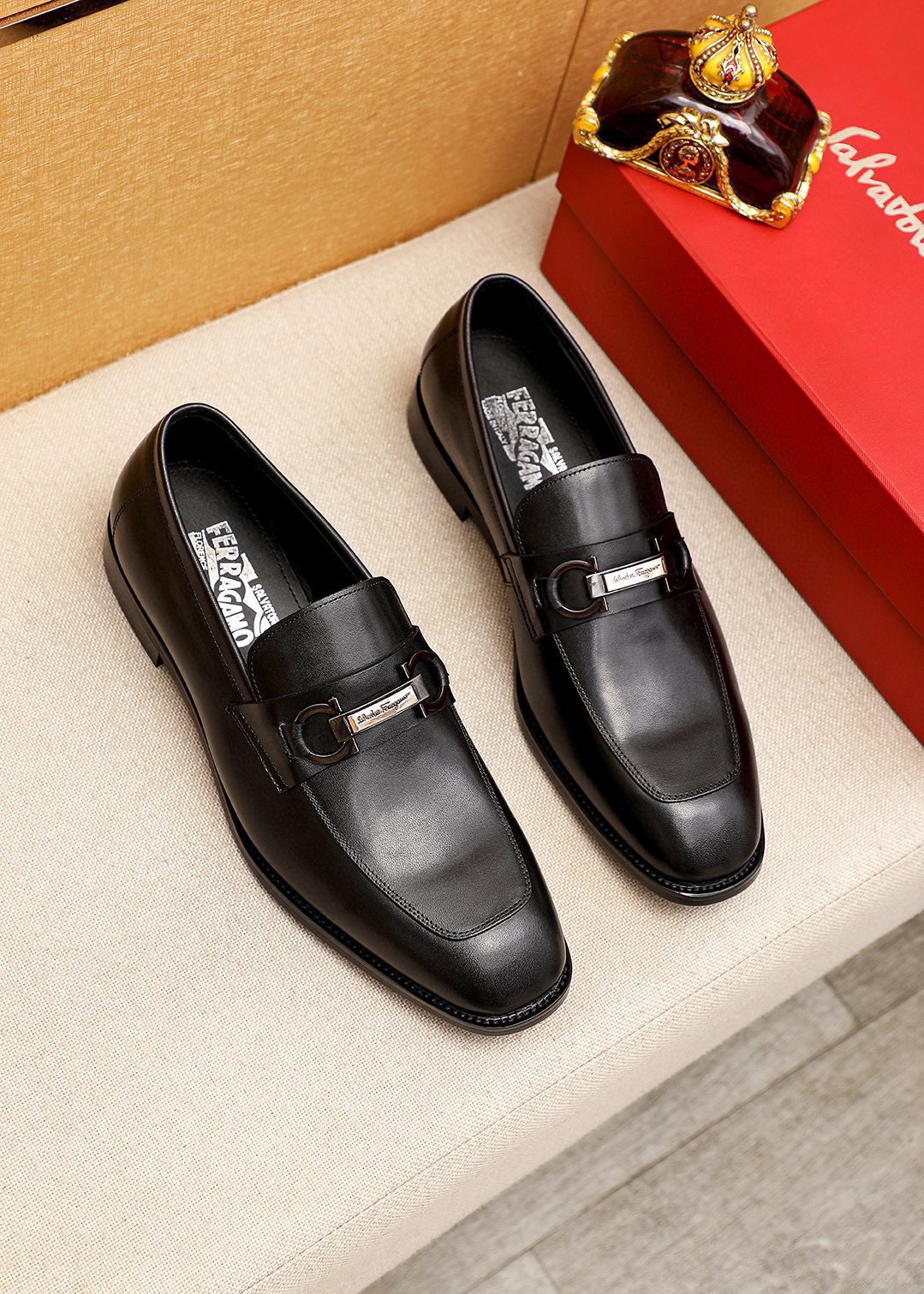 NO:953501,Product trademark Ferragamo 'Ferragamo' casual leather shoes. Regular size: 38-44 (45.46 customized) Product material selection: imported first-layer calfskin upper + luxury hardware buckle, imported water-dyed cowhide lining. Strong three-dimensional visual effect, original rubber outsole, 1 color available, ferragamo, ferragamo, cowhide19860909商品商标Ferragamo「 菲拉格慕」休闲皮鞋 正码码数:38-44（45.46订制） 商品材料精选 进口头层小牛皮鞋面+奢华五金扣,进口水染牛皮内里.强烈立体视觉效果,原版橡胶大底 颜 色1色可选,,ferragamo,ferragamo,cowhide,Men's shoes