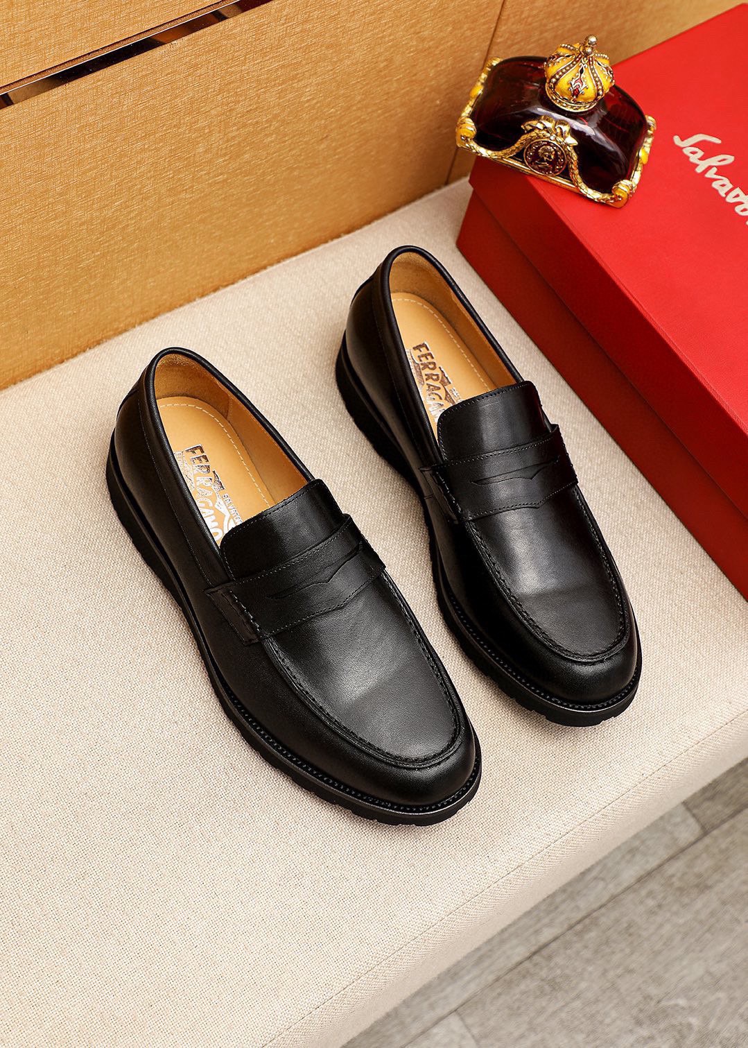 NO:953514,Product trademark Ferragamo 'Ferragamo' casual leather shoes. Regular size: 38-44 (customized at 45.46) Product material selection: imported first-layer calfskin upper, imported water-dyed cowhide lining. Strong three-dimensional visual effect, original foam outsole. 1 color available, ferragamo, ferragamo, cowhide19860909商品商标Ferragamo「 菲拉格慕」休闲皮鞋 正码码数:38-44（45.46订制） 商品材料精选 进口头层小牛皮鞋面,进口水染牛皮内里.强烈立体视觉效果,原版发泡大底 颜 色1色可选,,ferragamo,ferragamo,cowhide,Men's shoes