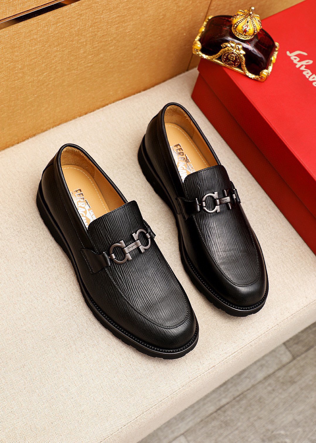 NO:953528,Product trademark Ferragamo 'Ferragamo' casual leather shoes. Regular size: 38-44 (customized at 45.46) Product materials are selected. Imported first-layer calfskin pressure flower upper + luxury hardware buckle, imported water-dyed cowhide lining. Strong three-dimensional visual effect, original foam outsole. 1 color optional, ferragamo, ferragamo, cowhide19860909商品商标Ferragamo「 菲拉格慕」休闲皮鞋 正码码数:38-44（45.46订制） 商品材料精选 进口头层小牛皮圧花鞋面+奢华五金扣,进口水染牛皮内里.强烈立体视觉效果,原版发泡大底 颜 色1色可选,,ferragamo,ferragamo,cowhide,Men's shoes