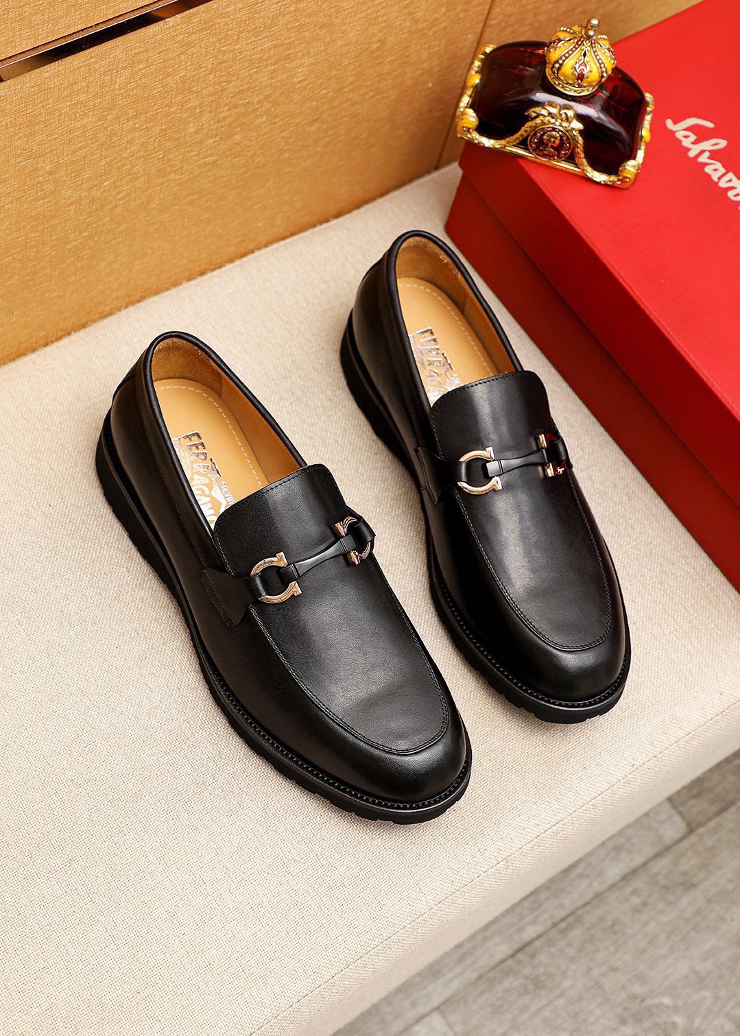 NO:953542,Product trademark Ferragamo 'Ferragamo' casual leather shoes. Regular size: 38-44 (customized at 45.46) Product material selection: imported first-layer calfskin upper + luxury hardware buckle, imported water-dyed cowhide lining. Strong three-dimensional visual effect, original foam outsole, 1 color available, ferragamo, ferragamo, cowhide19860909商品商标Ferragamo「 菲拉格慕」休闲皮鞋 正码码数:38-44（45.46订制） 商品材料精选 进口头层小牛皮鞋面+奢华五金扣,进口水染牛皮内里.强烈立体视觉效果,原版发泡大底 颜 色1色可选,,ferragamo,ferragamo,cowhide,Men's shoes