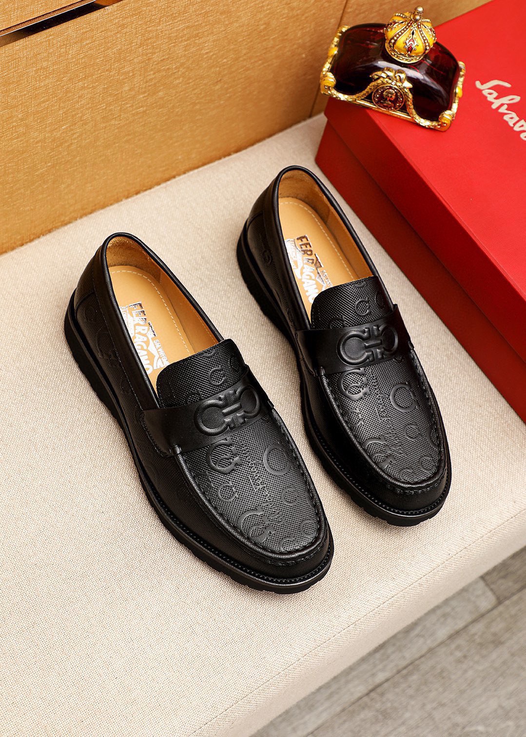 NO:953555,Product trademark Ferragamo 'Ferragamo' casual leather shoes. Regular size: 38-44 (customized at 45.46) Product materials are selected. Imported first-layer calfskin pressure flower upper, imported water-dyed cowhide lining. Strong three-dimensional visual effect, original foam outsole. 1 color available, ferragamo, ferragamo, cowhide19860909商品商标Ferragamo「 菲拉格慕」休闲皮鞋 正码码数:38-44（45.46订制） 商品材料精选 进口头层小牛皮圧花鞋面,进口水染牛皮内里.强烈立体视觉效果,原版发泡大底 颜 色1色可选,,ferragamo,ferragamo,cowhide,Men's shoes