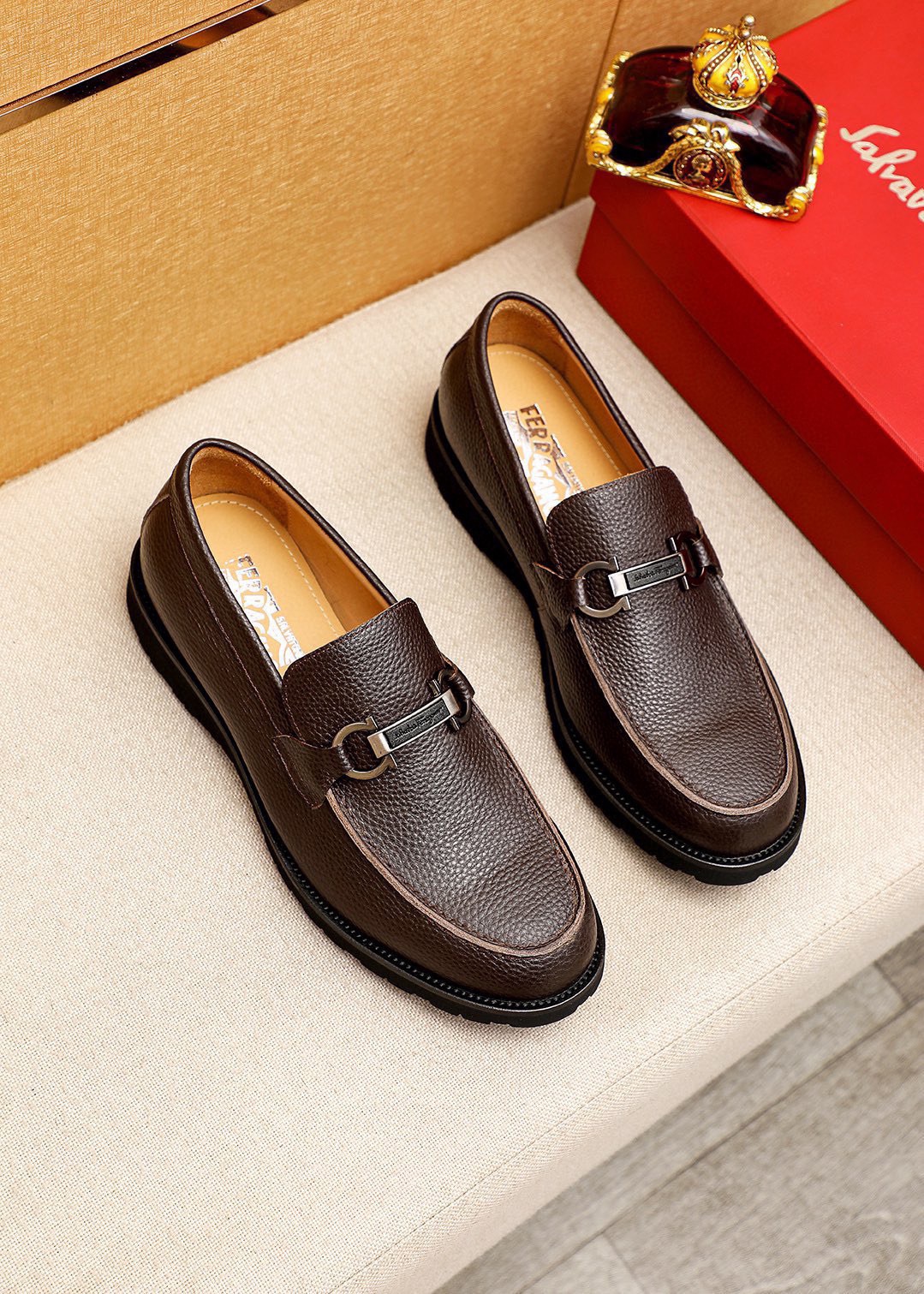 NO:953449,Product trademark Ferragamo 'Ferragamo' casual leather shoes. Regular size: 38-44 (customized at 45.46) Product material selection: imported first-layer pebbled cowhide leather upper + luxury hardware buckle, imported water-dyed cowhide lining. Strong three-dimensional visual effect, original foam outsole, 1 color available, ferragamo, ferragamo, cowhide19860909商品商标Ferragamo「 菲拉格慕」休闲皮鞋 正码码数:38-44（45.46订制） 商品材料精选 进口头层荔枝纹牛皮鞋面+奢华五金扣,进口水染牛皮内里.强烈立体视觉效果,原版发泡大底 颜 色1色可选,,ferragamo,ferragamo,cowhide,Men's shoes