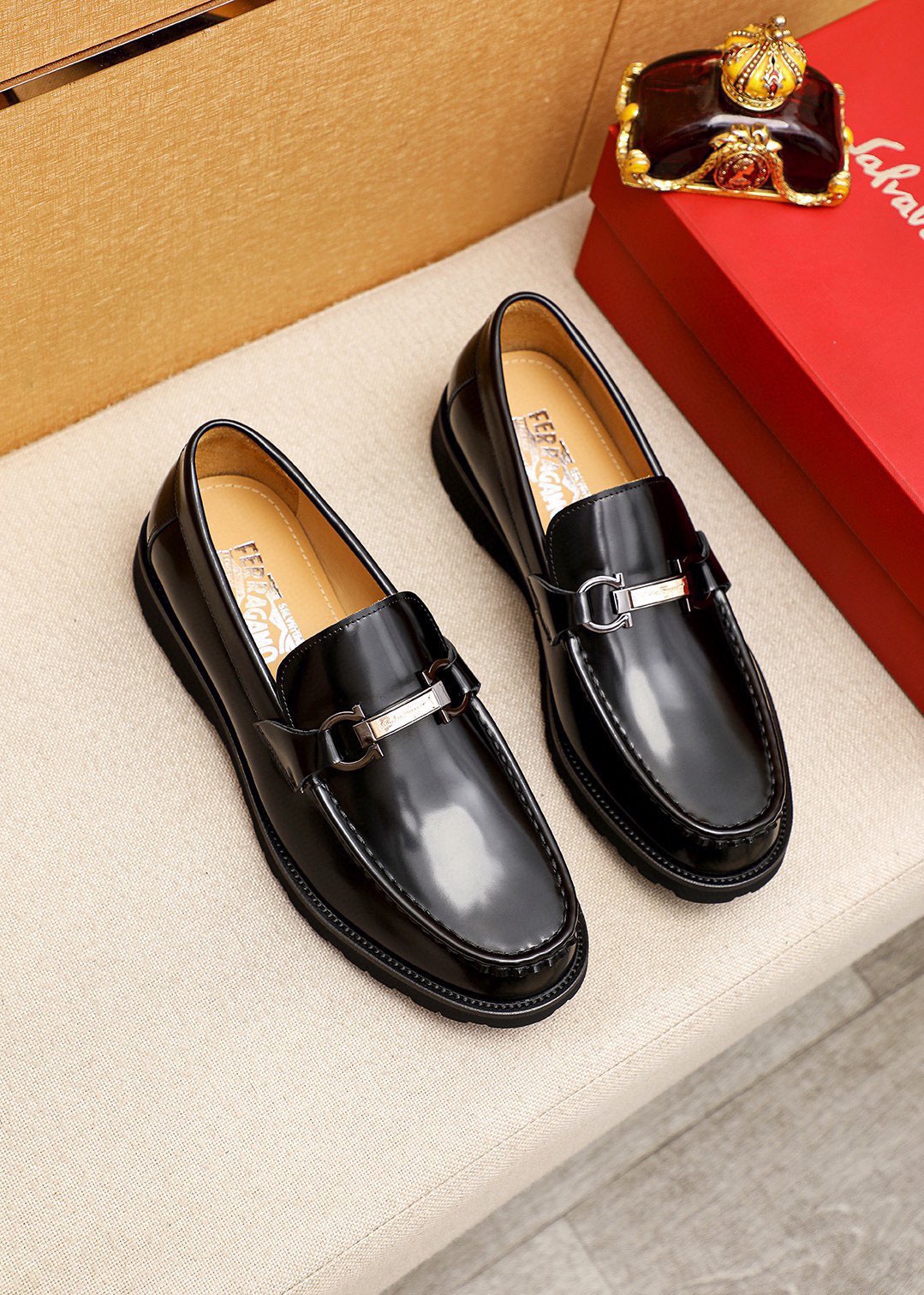 NO:953461,Product trademark Ferragamo 'Ferragamo' casual leather shoes. Regular size: 38-44 (customized at 45.46) Product materials are selected. Imported first-layer open-edge beaded cowhide upper + luxury hardware buckle, imported water-dyed cowhide lining. Strong three-dimensional visual effect, original foam outsole. 1 color available, ferragamo, ferragamo, cowhide19860909商品商标Ferragamo「 菲拉格慕」休闲皮鞋 正码码数:38-44（45.46订制） 商品材料精选 进口头层开边珠牛皮鞋面+奢华五金扣,进口水染牛皮内里.强烈立体视觉效果,原版发泡大底 颜 色1色可选,,ferragamo,ferragamo,cowhide,Men's shoes