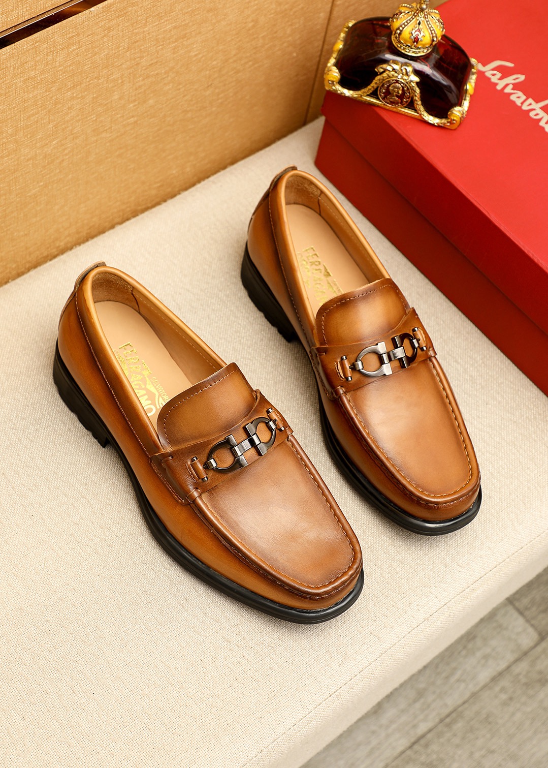 NO:953472,Product trademark Ferragamo 'Ferragamo' casual leather shoes. Regular size: 38-44 (customized at 45.46) Product material selection: imported calfskin upper + classic hardware buckle, imported water-dyed cowhide lining. Strong three-dimensional visual effect, original outsole, 3 colors available, ferragamo, ferragamo, cowhide19860909商品商标Ferragamo「 菲拉格慕」休闲皮鞋 正码码数:38-44（45.46订制） 商品材料精选 进口小牛皮鞋面+经典五金扣,进口水染牛皮内里.强烈立体视觉效果,原版大底 颜 色3色可选,,ferragamo,ferragamo,cowhide,Men's shoes