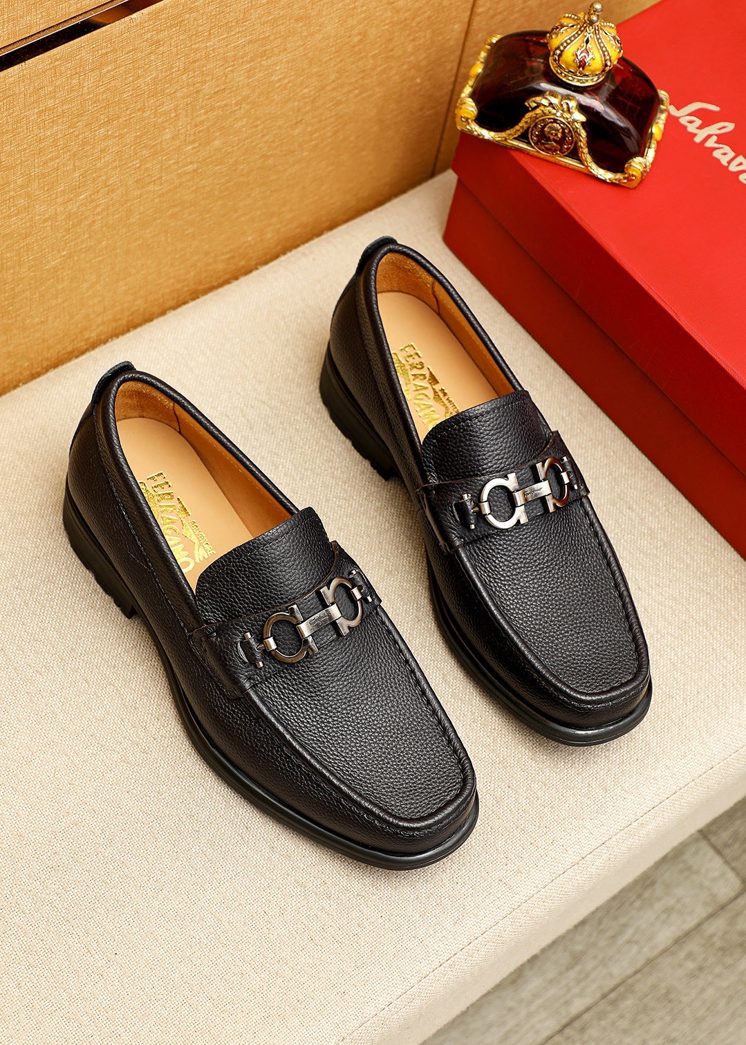 NO:953483,Product trademark Ferragamo 'Ferragamo' casual leather shoes. Regular size: 38-44 (customized at 45.46) Product material selection: imported pebbled cowhide upper + classic hardware buckle, imported water-dyed cowhide lining. Strong three-dimensional visual effect, original outsole color 3 colors available, ferragamo, ferragamo, cowhide19860909商品商标Ferragamo「 菲拉格慕」休闲皮鞋 正码码数:38-44（45.46订制） 商品材料精选 进口荔枝纹牛皮鞋面+经典五金扣,进口水染牛皮内里.强烈立体视觉效果,原版大底 颜 色3色可选,,ferragamo,ferragamo,cowhide,Men's shoes