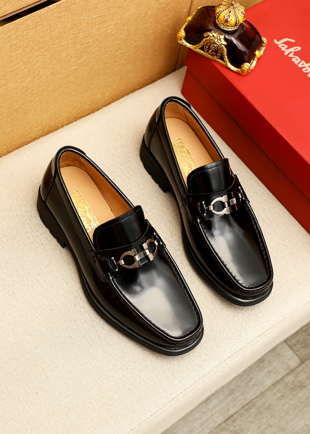 NO:953495,Product trademark Ferragamo 'Ferragamo' casual leather shoes. Regular size: 38-44 (customized at 45.46) Product material selection: imported calfskin upper + classic hardware buckle, imported water-dyed cowhide lining. Strong three-dimensional visual effect, original outsole color 2 colors available, ferragamo, ferragamo, cowhide19860909商品商标Ferragamo「 菲拉格慕」休闲皮鞋 正码码数:38-44（45.46订制） 商品材料精选 进口小牛皮鞋面+经典五金扣,进口水染牛皮内里.强烈立体视觉效果,原版大底 颜 色2色可选,,ferragamo,ferragamo,cowhide,Men's shoes