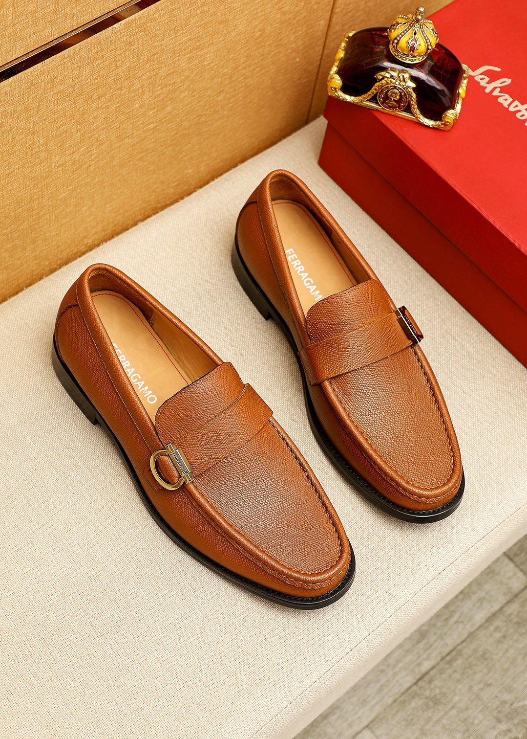 NO:953507,Product trademark Ferragamo 'Ferragamo' casual leather shoes. Regular size: 38-44 (customized at 45.46) Product material selection: imported calfskin upper + classic hardware buckle, imported water-dyed cowhide lining. Strong three-dimensional visual effect, original outsole color 5 colors available, ferragamo, ferragamo, cowhide19860909商品商标Ferragamo「 菲拉格慕」休闲皮鞋 正码码数:38-44（45.46订制） 商品材料精选 进口小牛皮鞋面+经典五金扣,进口水染牛皮内里.强烈立体视觉效果,原版大底 颜 色5色可选,,ferragamo,ferragamo,cowhide,Men's shoes