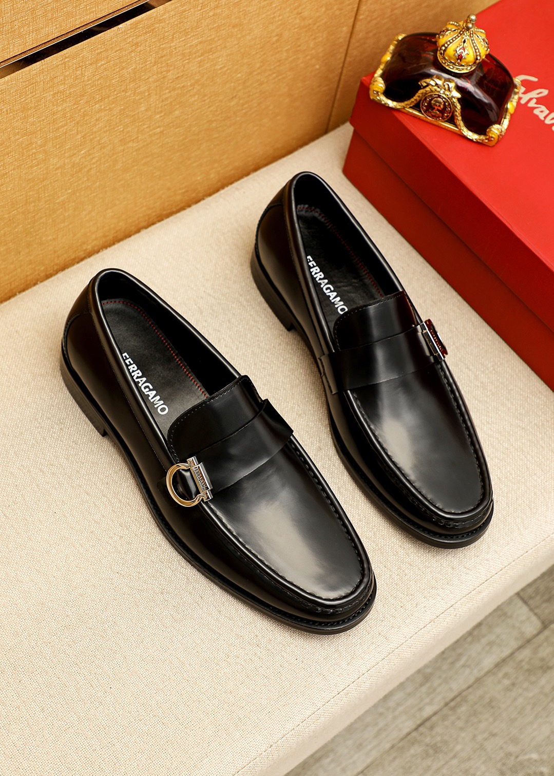 NO:953520,Product trademark Ferragamo 'Ferragamo' casual leather shoes. Regular size: 38-44 (45.46 customized) Product material selection: imported open-edge beaded cowhide upper + classic hardware buckle, imported water-dyed cowhide lining. Strong three-dimensional visual effect, original outsole color 5 colors available, ferragamo, ferragamo, cowhide19860909商品商标Ferragamo「 菲拉格慕」休闲皮鞋 正码码数:38-44（45.46订制） 商品材料精选 进口开边珠牛皮鞋面+经典五金扣,进口水染牛皮内里.强烈立体视觉效果,原版大底 颜 色5色可选,,ferragamo,ferragamo,cowhide,Men's shoes