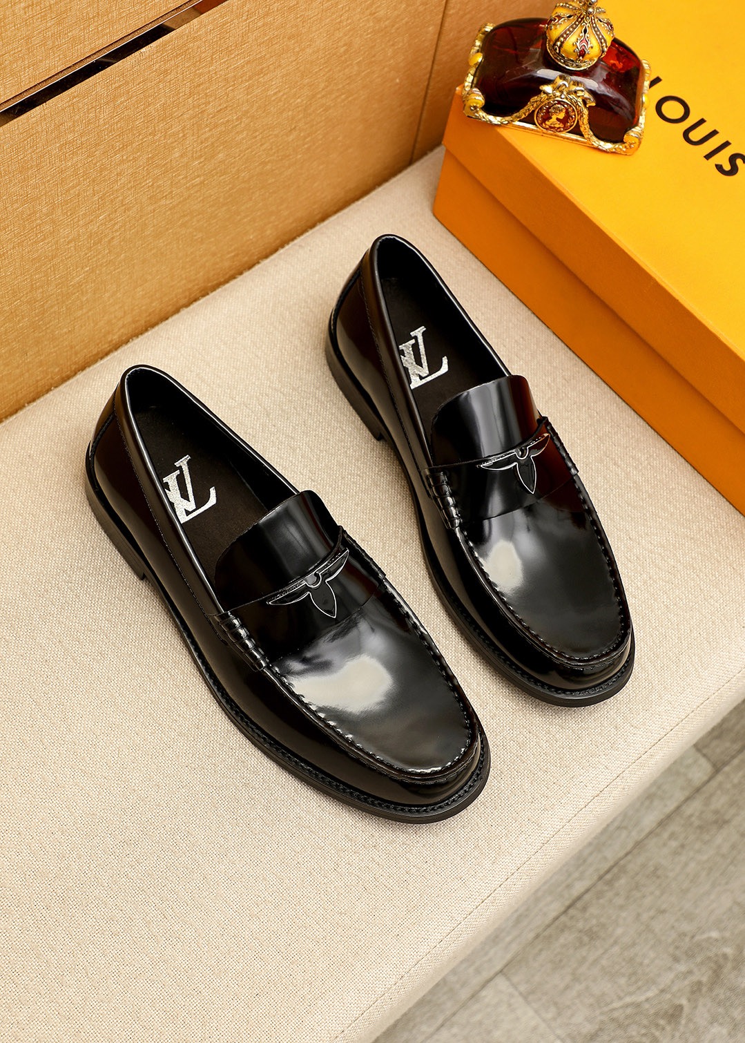 NO:953534,Product trademark LOUIS VUITTON 'Louis Vuitton' casual leather shoes. Regular size: 38-44 (customized at 45.46) Product material selection: imported first-layer open-edge beaded cowhide upper + luxury hardware buckle, imported first-layer cowhide lining. Strong three-dimensional visual effect, original outsole color 1 color optional, louis vuitton, louis vuitton, cowhide19860909商品商标LOUIS VUITTON「 路易威登」休闲皮鞋 正码码数:38-44（45.46订制） 商品材料精选 进口头层开边珠牛皮鞋面+奢华五金扣,进口头层牛皮内里.强烈立体视觉效果,原版大底 颜 色1色可选,,louis vuitton,louis vuitton,cowhide,Men's shoes