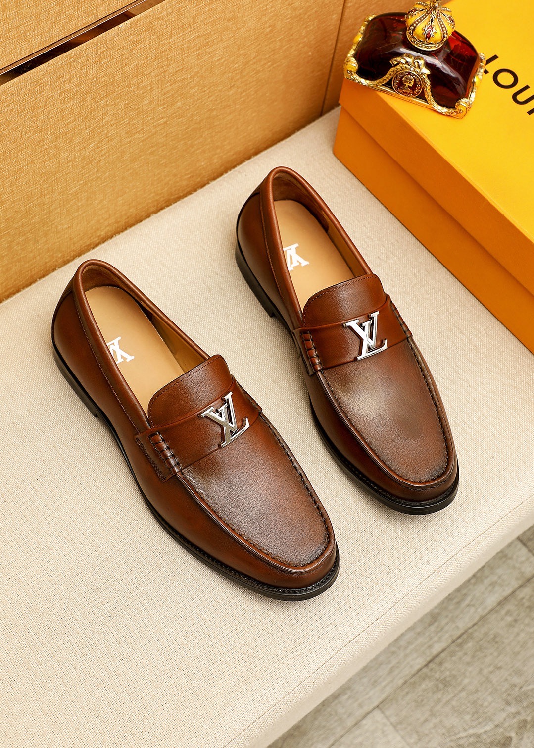 NO:953549,Product trademark LOUIS VUITTON 'Louis Vuitton' casual leather shoes. Regular size: 38-44 (customized at 45.46) Product materials are selected. Imported first-layer calfskin upper + luxury hardware buckle, imported first-layer cowhide lining. Strong three-dimensional visual effect, original outsole color 2 colors available, louis vuitton, louis vuitton, cowhide19860909商品商标LOUIS VUITTON「 路易威登」休闲皮鞋 正码码数:38-44（45.46订制） 商品材料精选 进口头层小牛皮鞋面+奢华五金扣,进口头层牛皮内里.强烈立体视觉效果,原版大底 颜 色2色可选,,louis vuitton,louis vuitton,cowhide,Men's shoes
