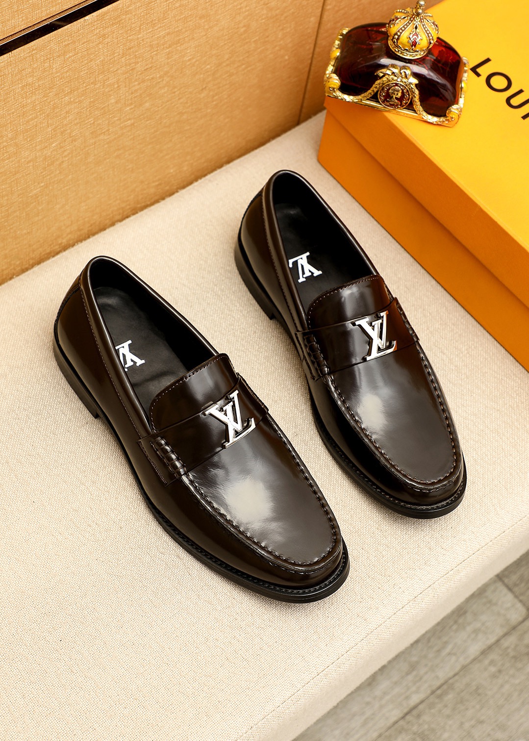 NO:953562,Product trademark LOUIS VUITTON 'Louis Vuitton' casual leather shoes. Regular size: 38-44 (customized at 45.46) Product material selection: imported first-layer open-edge beaded cowhide upper + luxury hardware buckle, imported first-layer cowhide lining. Strong three-dimensional visual effect, original outsole color 2 colors available, louis vuitton, louis vuitton, cowhide19860909商品商标LOUIS VUITTON「 路易威登」休闲皮鞋 正码码数:38-44（45.46订制） 商品材料精选 进口头层开边珠牛皮鞋面+奢华五金扣,进口头层牛皮内里.强烈立体视觉效果,原版大底 颜 色2色可选,,louis vuitton,louis vuitton,cowhide,Men's shoes