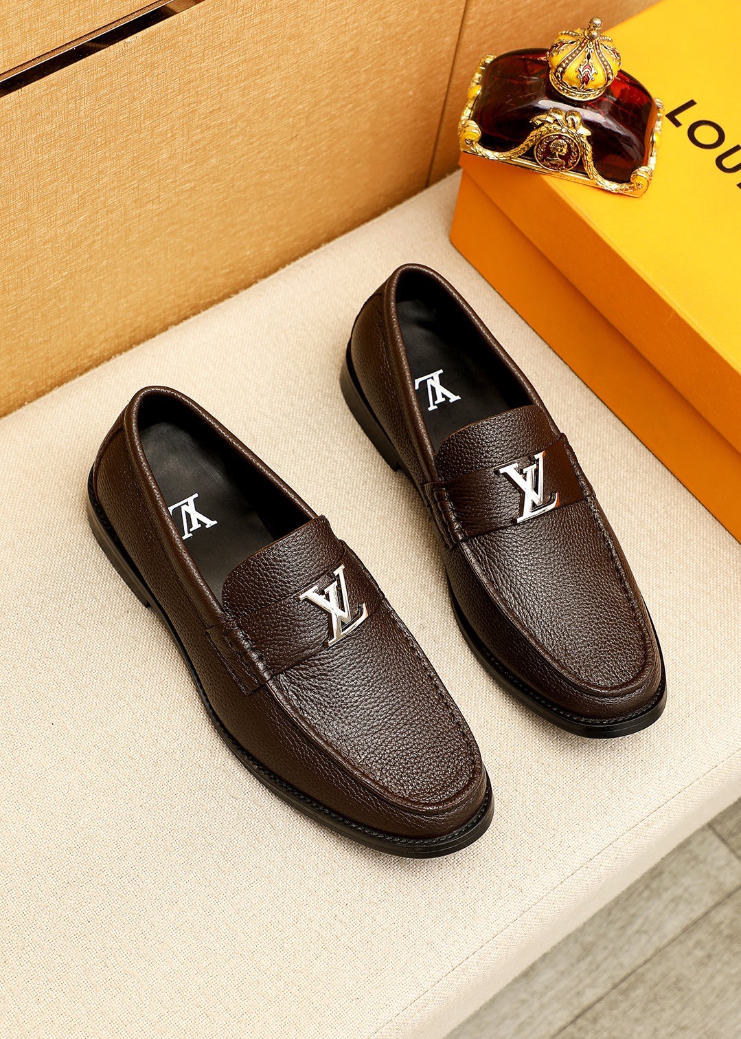NO:953570,Product trademark LOUIS VUITTON 'Louis Vuitton' casual leather shoes. Regular size: 38-44 (customized at 45.46) Product material selection: imported first-layer pebbled cowhide leather upper + luxury hardware buckle, imported first-layer cowhide lining. Strong three-dimensional visual effect, original outsole color 2 colors available, louis vuitton, louis vuitton, cowhide19860909商品商标LOUIS VUITTON「 路易威登」休闲皮鞋 正码码数:38-44（45.46订制） 商品材料精选 进口头层荔枝纹牛皮鞋面+奢华五金扣,进口头层牛皮内里.强烈立体视觉效果,原版大底 颜 色2色可选,,louis vuitton,louis vuitton,cowhide,Men's shoes