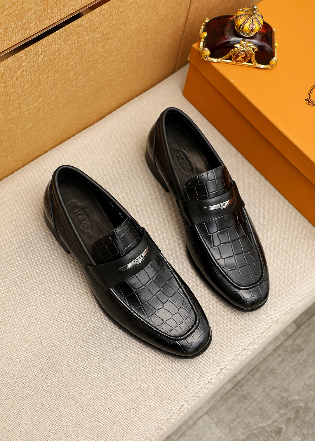 NO:954013,Product trademark TODS 'Tods' casual leather shoes. Regular size: 38-44 (customized at 45.46.47) Product material selection: first layer embossed cowhide upper + classic hardware buckle, imported cowhide lining. Strong three-dimensional visual effect, original outsole color 3 colors available, Tod's,cowhide19860909商品商标TODS「 托德斯」休闲皮鞋 正码码数:38-44（45.46.47订制） 商品材料精选 头层压花牛皮鞋面+经典五金扣,进口牛皮内里.强烈立体视觉效果,原版大底 颜 色3色可选,,Tod's,cowhide,Men's shoes