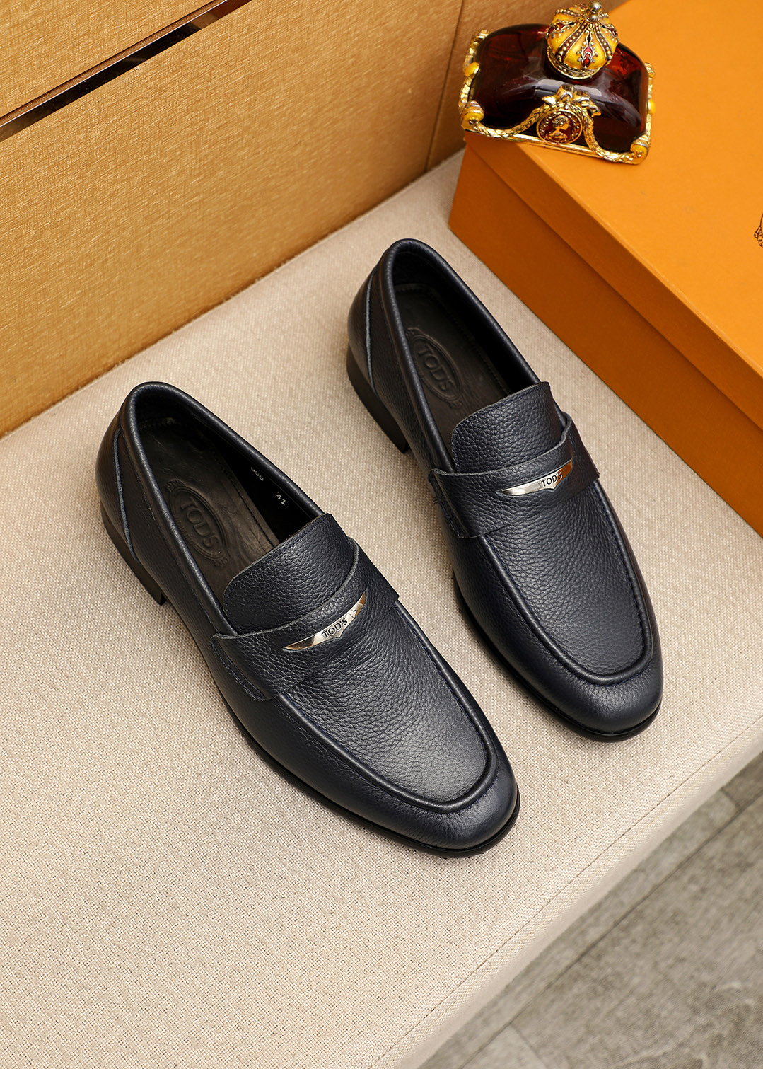 NO:954023,Product trademark TODS 'Tods' casual leather shoes. Regular size: 38-44 (customized at 45.46.47) Product material selection: first layer of pebbled cowhide leather upper + classic hardware buckle, imported cowhide lining. Strong three-dimensional visual effect, original outsole color, 3 colors available, Tod's,cowhide19860909商品商标TODS「 托德斯」休闲皮鞋 正码码数:38-44（45.46.47订制） 商品材料精选 头层荔枝纹牛皮鞋面+经典五金扣,进口牛皮内里.强烈立体视觉效果,原版大底 颜 色3色可选,,Tod's,cowhide,Men's shoes