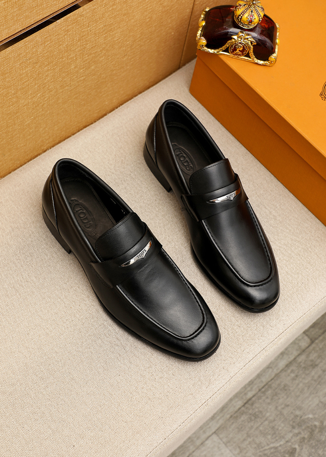 NO:954033,Product trademark TODS 'Tods' casual leather shoes. Regular size: 38-44 (customized at 45.46.47) Product material selection: first-layer calfskin upper + classic hardware buckle, imported cowhide lining. Strong three-dimensional visual effect, original outsole, 3 colors available, Tod's, cowhide19860909商品商标TODS「 托德斯」休闲皮鞋 正码码数:38-44（45.46.47订制） 商品材料精选 头层小牛皮鞋面+经典五金扣,进口牛皮内里.强烈立体视觉效果,原版大底 颜 色3色可选,,Tod's,cowhide,Men's shoes