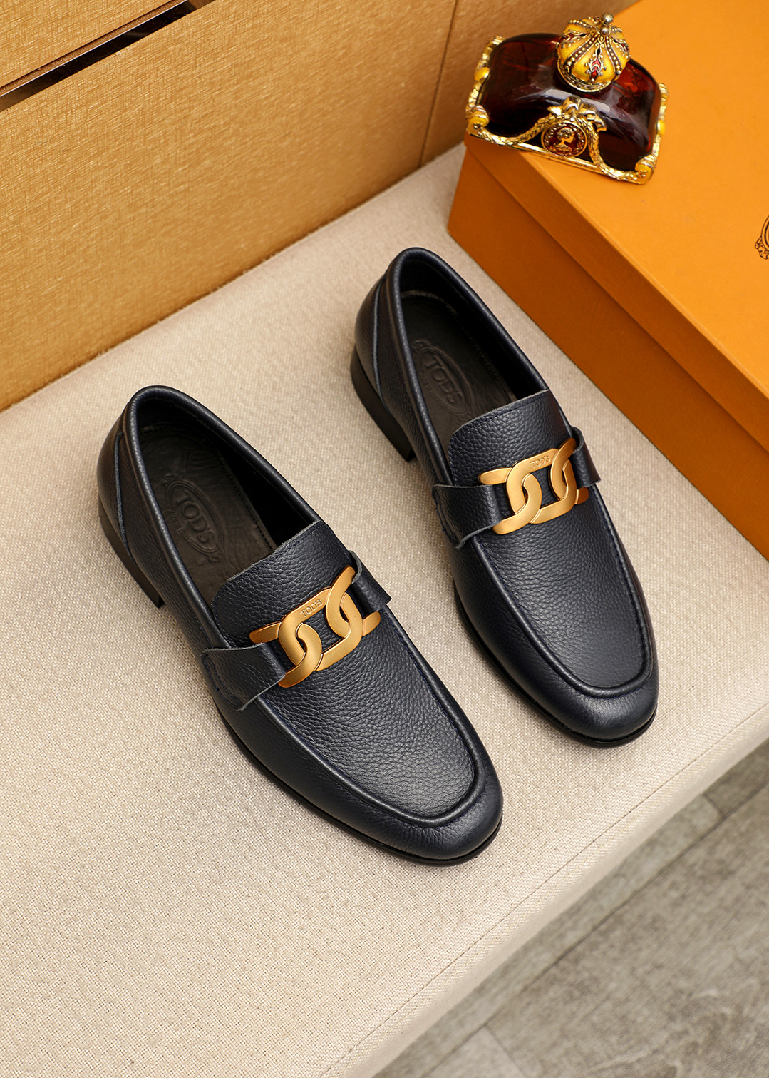 NO:954043,Product trademark TODS 'Tods' casual leather shoes. Regular size: 38-44 (customized at 45.46.47) Product material selection: first layer of pebbled cowhide leather upper + classic hardware buckle, imported cowhide lining. Strong three-dimensional visual effect, original outsole color, 3 colors available, Tod's,cowhide19860909商品商标TODS「 托德斯」休闲皮鞋 正码码数:38-44（45.46.47订制） 商品材料精选 头层荔枝纹牛皮鞋面+经典五金扣,进口牛皮内里.强烈立体视觉效果,原版大底 颜 色3色可选,,Tod's,cowhide,Men's shoes