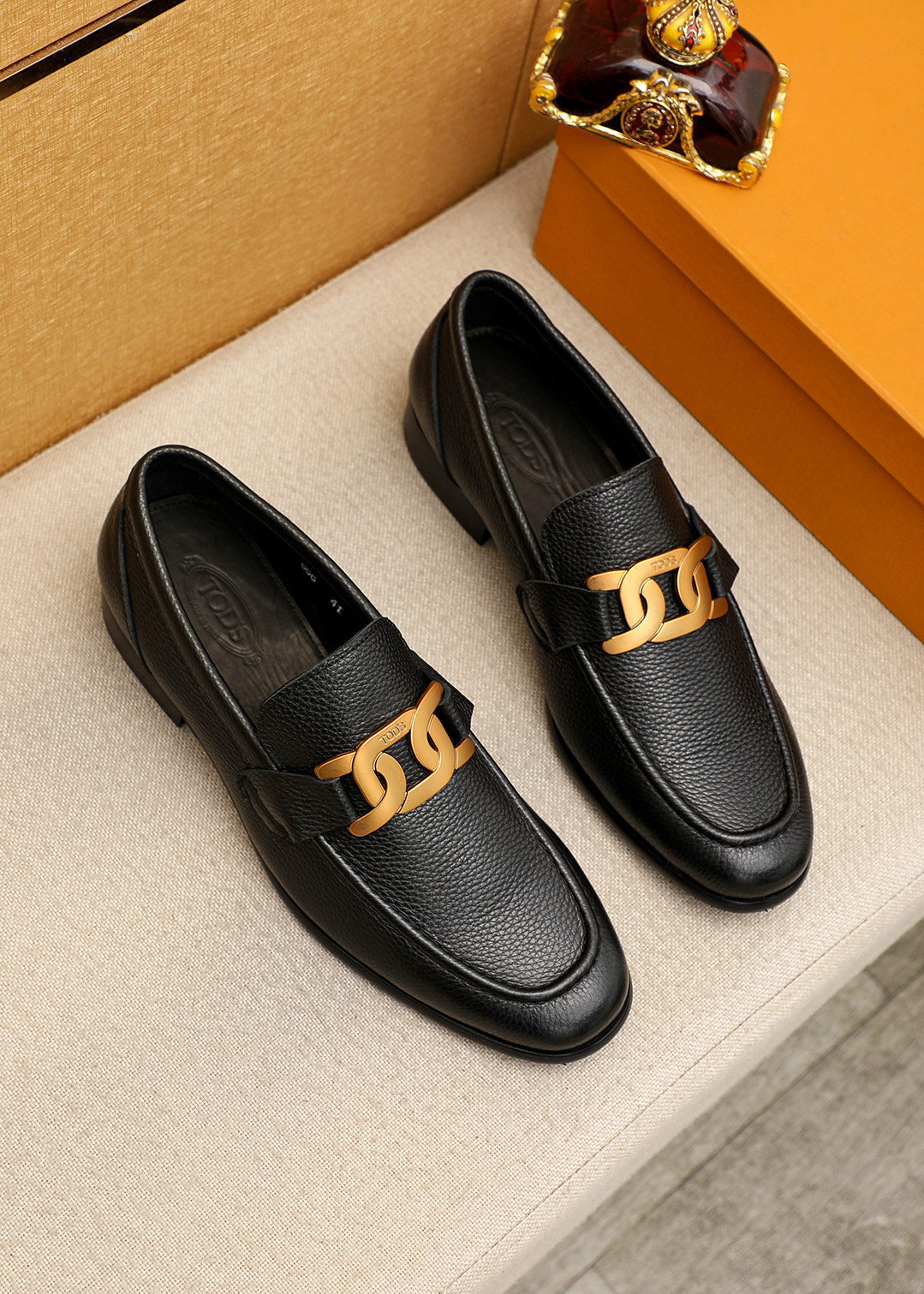 NO:954062,Product trademark TODS 'Tods' casual leather shoes. Regular size: 38-44 (customized at 45.46.47) Product material selection: first layer of pebbled cowhide leather upper + classic hardware buckle, imported cowhide lining. Strong three-dimensional visual effect, original outsole color, 3 colors available, Tod's,cowhide19860909商品商标TODS「 托德斯」休闲皮鞋 正码码数:38-44（45.46.47订制） 商品材料精选 头层荔枝纹牛皮鞋面+经典五金扣,进口牛皮内里.强烈立体视觉效果,原版大底 颜 色3色可选,,Tod's,cowhide,Men's shoes