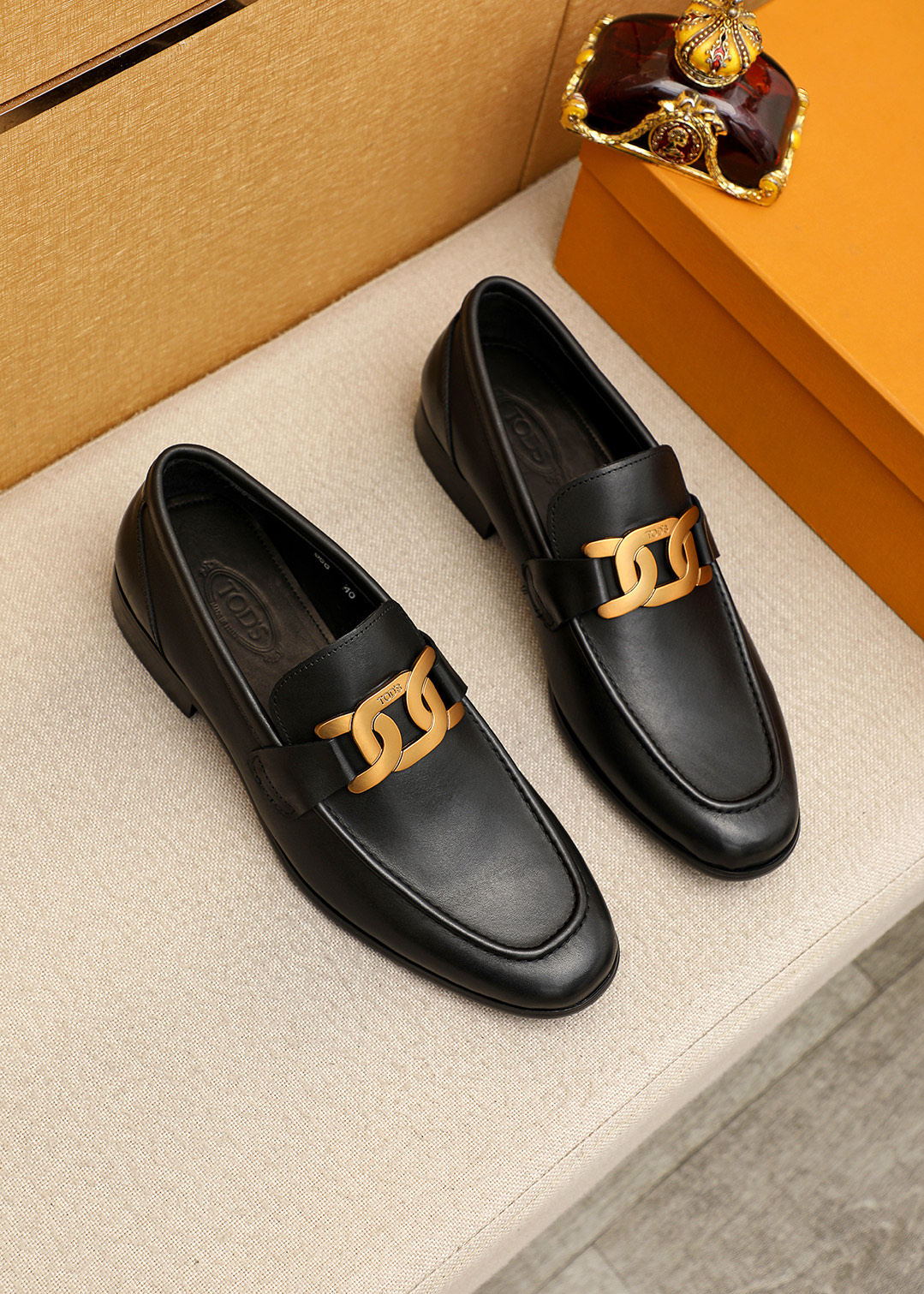NO:954071,Product trademark TODS 'Tods' casual leather shoes. Regular size: 38-44 (customized at 45.46.47) Product material selection: first-layer calfskin upper + classic hardware buckle, imported cowhide lining. Strong three-dimensional visual effect, original outsole, 3 colors available, Tod's, cowhide19860909商品商标TODS「 托德斯」休闲皮鞋 正码码数:38-44（45.46.47订制） 商品材料精选 头层小牛皮鞋面+经典五金扣,进口牛皮内里.强烈立体视觉效果,原版大底 颜 色3色可选,,Tod's,cowhide,Men's shoes