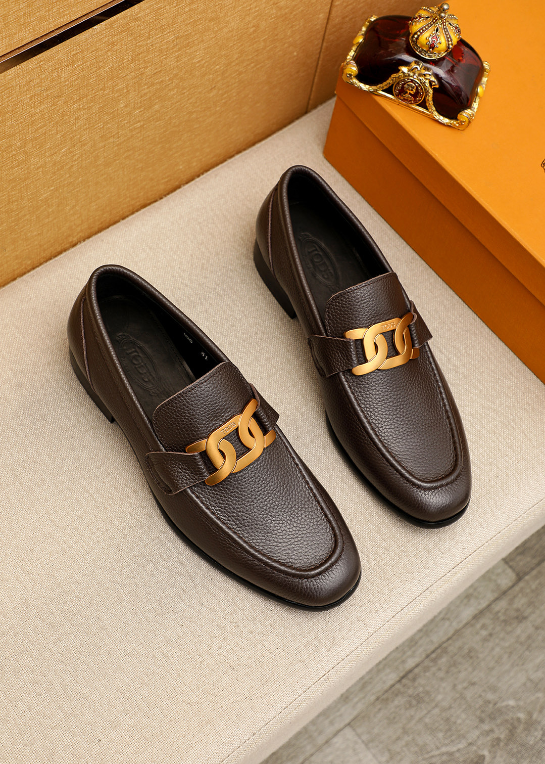 NO:954081,Product trademark TODS 'Tods' casual leather shoes. Regular size: 38-44 (customized at 45.46.47) Product material selection: first layer of pebbled cowhide leather upper + classic hardware buckle, imported cowhide lining. Strong three-dimensional visual effect, original outsole color, 3 colors available, Tod's,cowhide19860909商品商标TODS「 托德斯」休闲皮鞋 正码码数:38-44（45.46.47订制） 商品材料精选 头层荔枝纹牛皮鞋面+经典五金扣,进口牛皮内里.强烈立体视觉效果,原版大底 颜 色3色可选,,Tod's,cowhide,Men's shoes