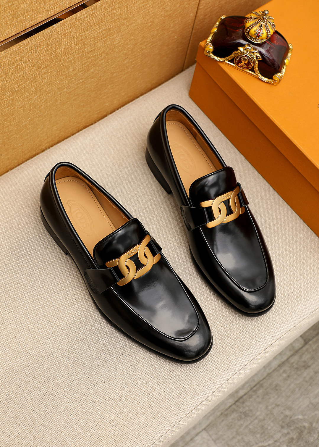 NO:954090,Product trademark TODS 'Tods' casual leather shoes, correct size: 38-44 (customized at 45.46.47) Product material selection, first layer open edge beaded cowhide upper + classic hardware buckle, imported cowhide lining. Strong three-dimensional visual effect, original outsole color 3 colors available, Tod's,cowhide19860909商品商标TODS「 托德斯」休闲皮鞋 正码码数:38-44（45.46.47订制） 商品材料精选 头层开边珠牛皮鞋面+经典五金扣,进口牛皮内里.强烈立体视觉效果,原版大底 颜 色3色可选,,Tod's,cowhide,Men's shoes