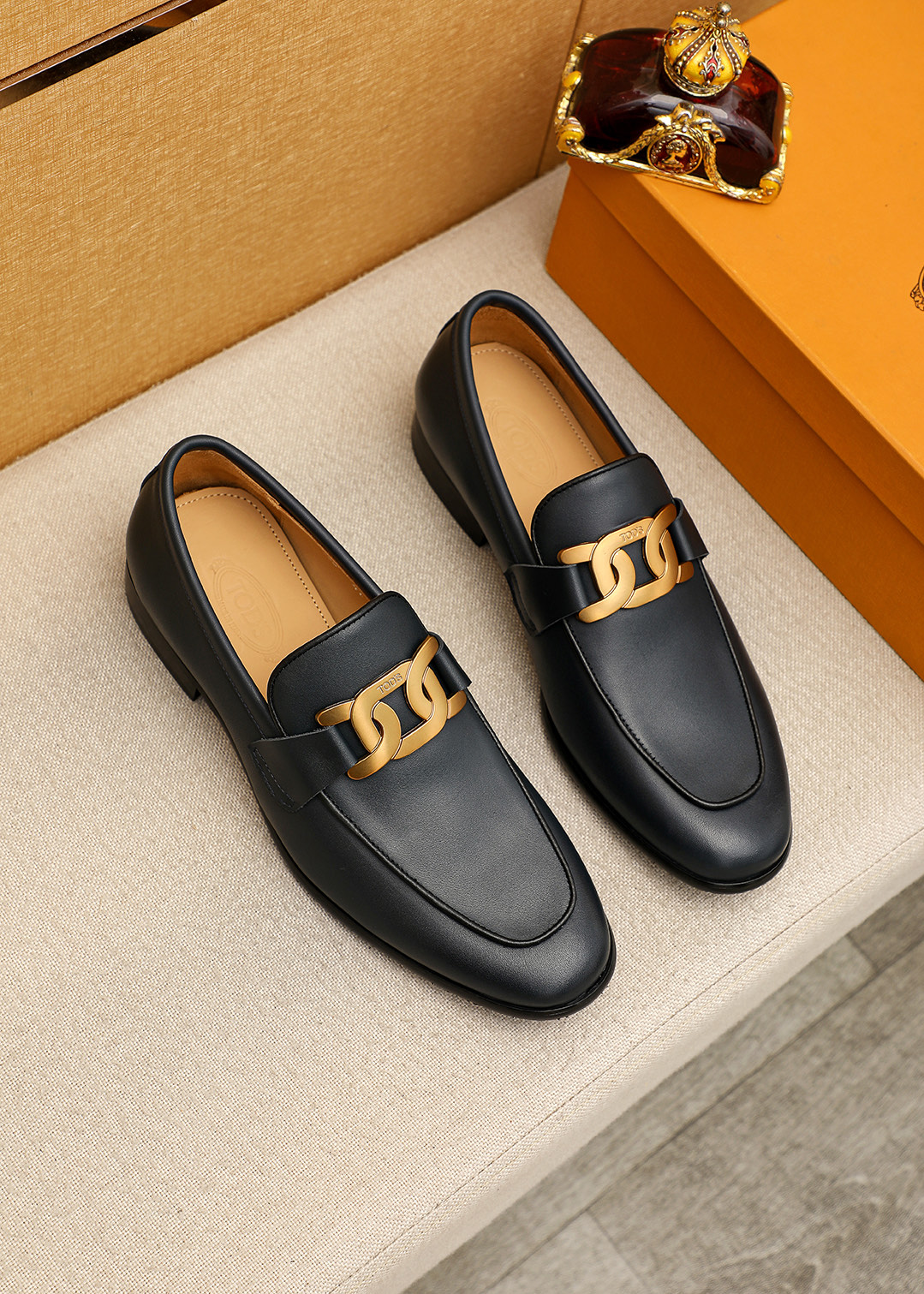 NO:954099,Product trademark TODS 'Tods' casual leather shoes. Regular size: 38-44 (customized at 45.46.47) Product material selection: first-layer calfskin upper + classic hardware buckle, imported cowhide lining. Strong three-dimensional visual effect, original outsole, 3 colors available, Tod's, cowhide19860909商品商标TODS「 托德斯」休闲皮鞋 正码码数:38-44（45.46.47订制） 商品材料精选 头层小牛皮鞋面+经典五金扣,进口牛皮内里.强烈立体视觉效果,原版大底 颜 色3色可选,,Tod's,cowhide,Men's shoes