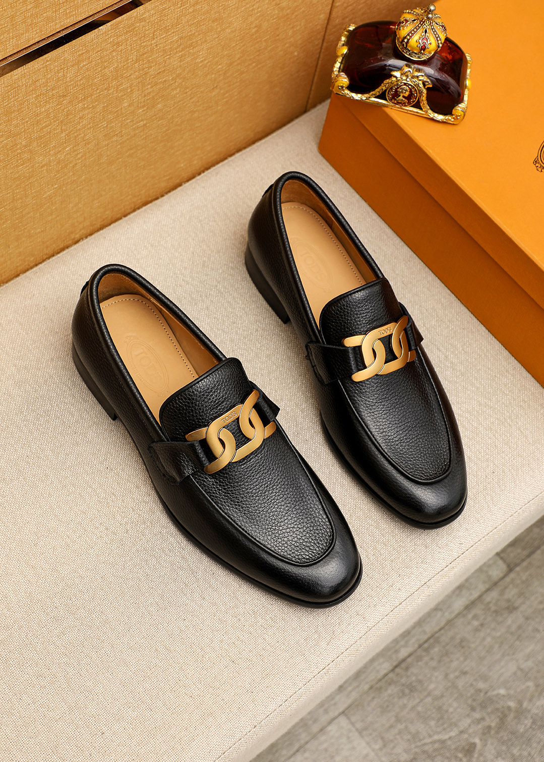 NO:954110,Product trademark TODS 'Tods' casual leather shoes. Regular size: 38-44 (customized at 45.46.47) Product material selection: first layer of pebbled cowhide leather upper + classic hardware buckle, imported cowhide lining. Strong three-dimensional visual effect, original outsole color, 3 colors available, Tod's,cowhide19860909商品商标TODS「 托德斯」休闲皮鞋 正码码数:38-44（45.46.47订制） 商品材料精选 头层荔枝纹牛皮鞋面+经典五金扣,进口牛皮内里.强烈立体视觉效果,原版大底 颜 色3色可选,,Tod's,cowhide,Men's shoes