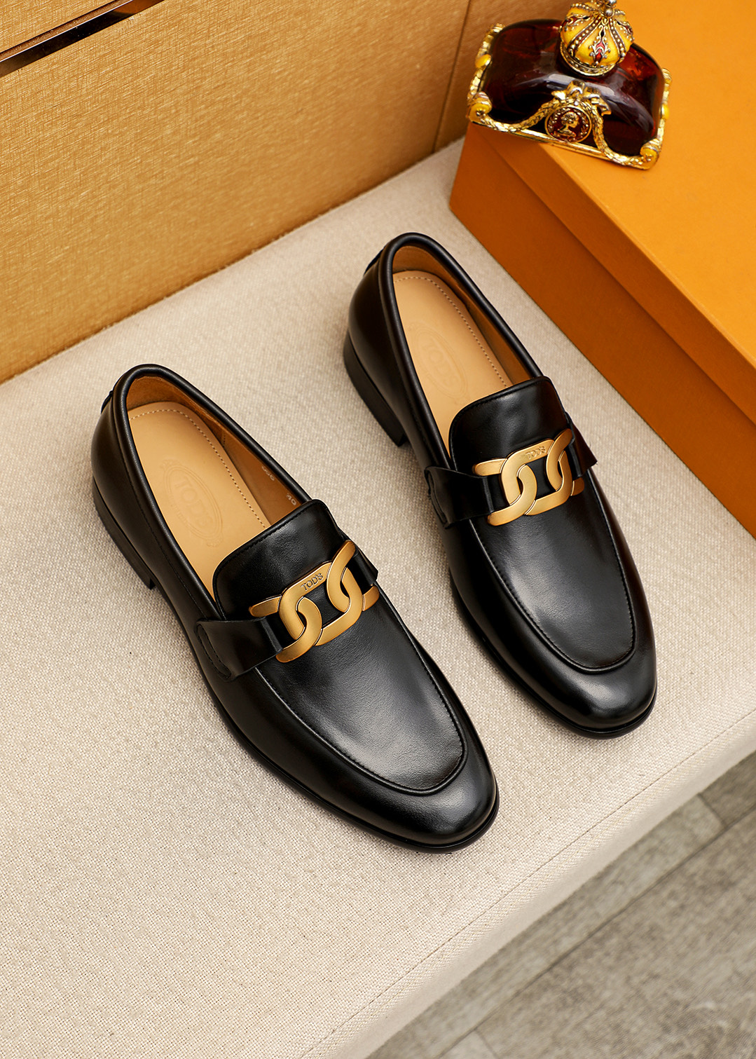 NO:954119,Product trademark TODS 'Tods' casual leather shoes. Regular size: 38-44 (customized at 45.46.47) Product material selection: first-layer calfskin upper + classic hardware buckle, imported cowhide lining. Strong three-dimensional visual effect, original outsole, 3 colors available, Tod's, cowhide19860909商品商标TODS「 托德斯」休闲皮鞋 正码码数:38-44（45.46.47订制） 商品材料精选 头层小牛皮鞋面+经典五金扣,进口牛皮内里.强烈立体视觉效果,原版大底 颜 色3色可选,,Tod's,cowhide,Men's shoes