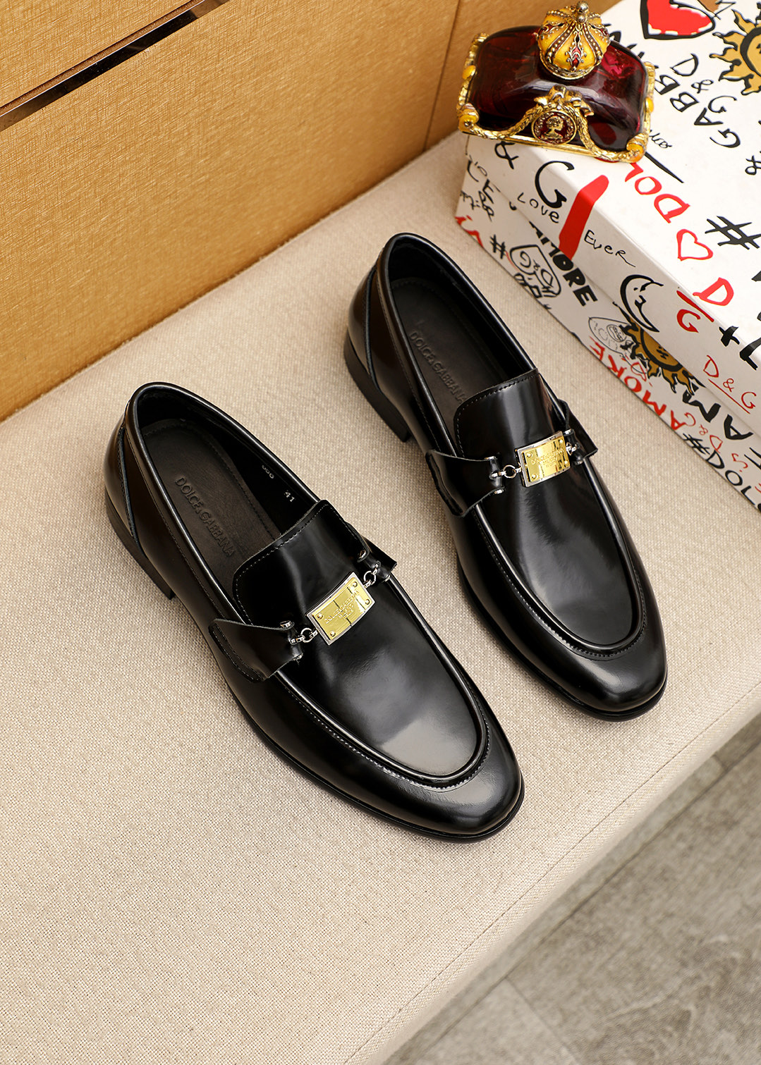NO:954128,DG's top men's new leather shoes counter is on sale at the same time. Uppers are imported from Italy with open-edge beaded cowhide leather uppers, fully imported cowhide lining + classic hardware buckles, completely 1:1 replicas. The original soles are specially provided by the original factory. Exclusive molded soles are super comfortable. Original factory orders. High quality. You can enter and leave the counter at will. Welcome to compare code numbers: 38-44 (customized at 45.46.47),,cowhide19860909DG顶级男士新款皮鞋专柜同步发售鞋面意大利进口开边珠牛皮鞋面,全进口牛皮内里+经典五金扣,完全1比1复刻,鞋底原厂特供原版底,独家活动成型底超级舒适,原厂跟单货,高品质,可随意进出专柜,欢迎对比码数:38-44（45.46.47订制）,,cowhide,Men's shoes
