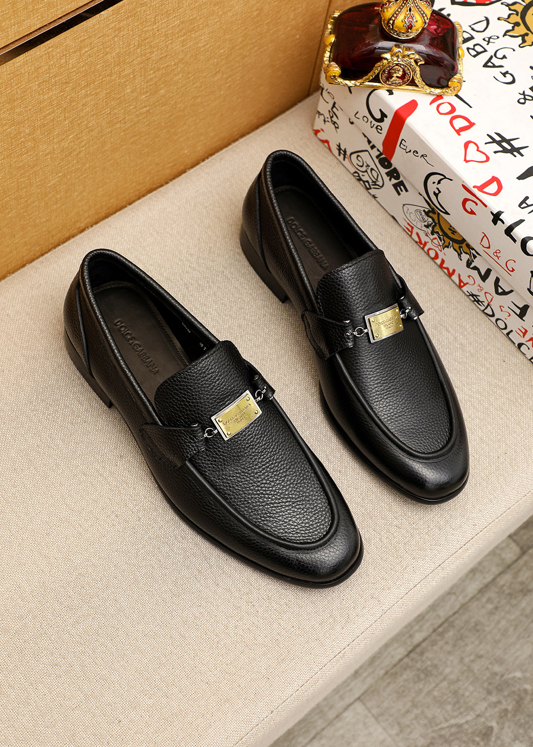 NO:954151,The DG top men's new leather shoes counter is on sale at the same time. Uppers are imported from Italy with pebbled leather uppers, fully imported cowhide lining + classic hardware buckles, completely 1:1 replicas, original soles are specially provided by the original factory, exclusive molded soles are super comfortable, original factory orders, high quality, you can enter and leave the counter at will, welcome to compare code numbers: 38-44 (customized at 45.46.47),,cowhide19860909DG顶级男士新款皮鞋专柜同步发售鞋面意大利进口荔枝纹牛皮鞋面,全进口牛皮内里+经典五金扣,完全1比1复刻,鞋底原厂特供原版底,独家活动成型底超级舒适,原厂跟单货,高品质,可随意进出专柜,欢迎对比码数:38-44（45.46.47订制）,,cowhide,Men's shoes