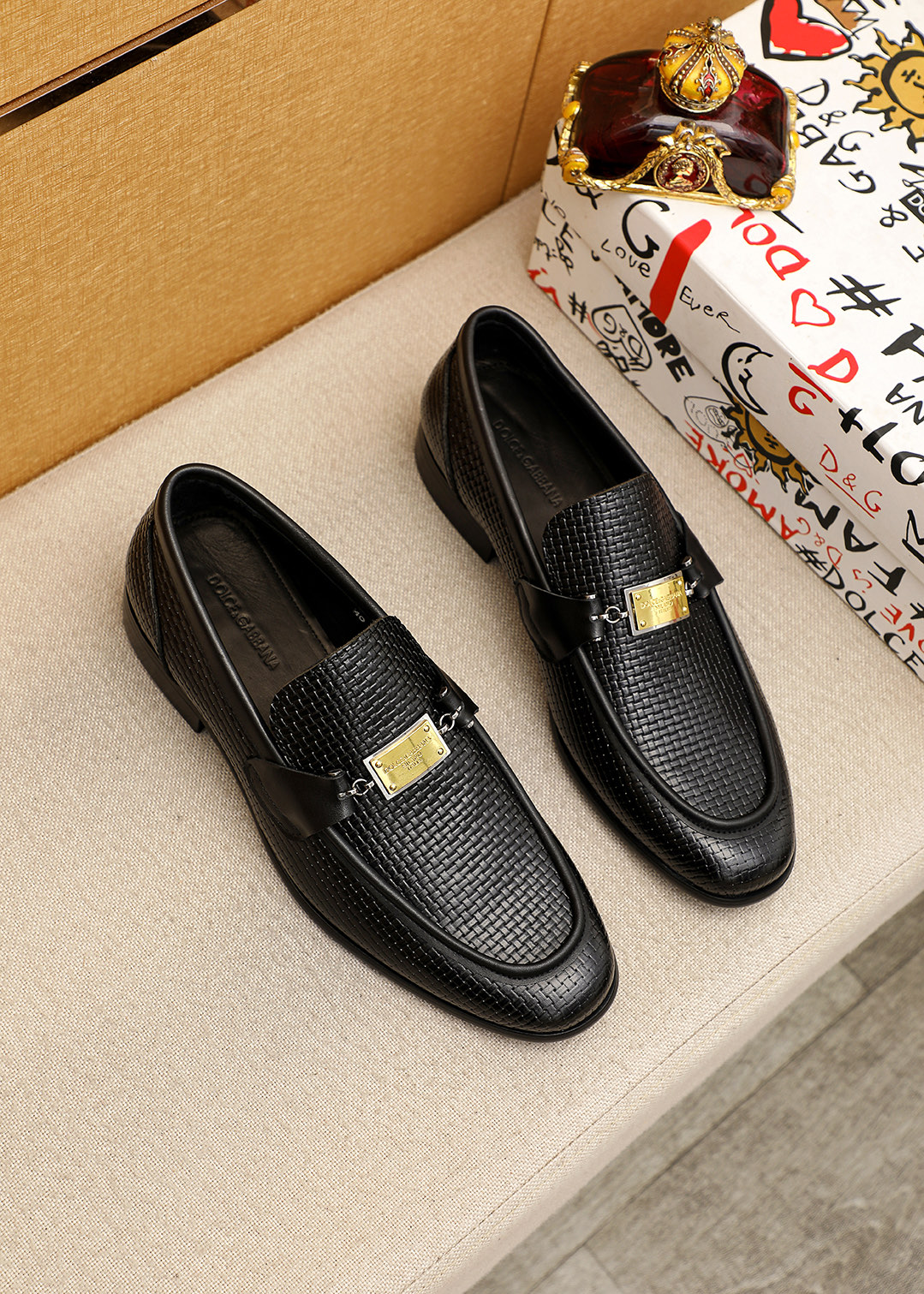 NO:954161,DG's top men's new leather shoes counter is on sale at the same time. Uppers are imported from Italy with embossed cowhide leather uppers, fully imported cowhide lining + classic hardware buckles, completely 1:1 replica, original soles are specially provided by the original factory, exclusive molded soles are super comfortable, original factory orders, high quality, you can enter and leave the counter at will, welcome to compare code numbers: 38-44 (customized at 45.46.47),,cowhide19860909DG顶级男士新款皮鞋专柜同步发售鞋面意大利进口压花牛皮鞋面,全进口牛皮内里+经典五金扣,完全1比1复刻,鞋底原厂特供原版底,独家活动成型底超级舒适,原厂跟单货,高品质,可随意进出专柜,欢迎对比码数:38-44（45.46.47订制）,,cowhide,Men's shoes