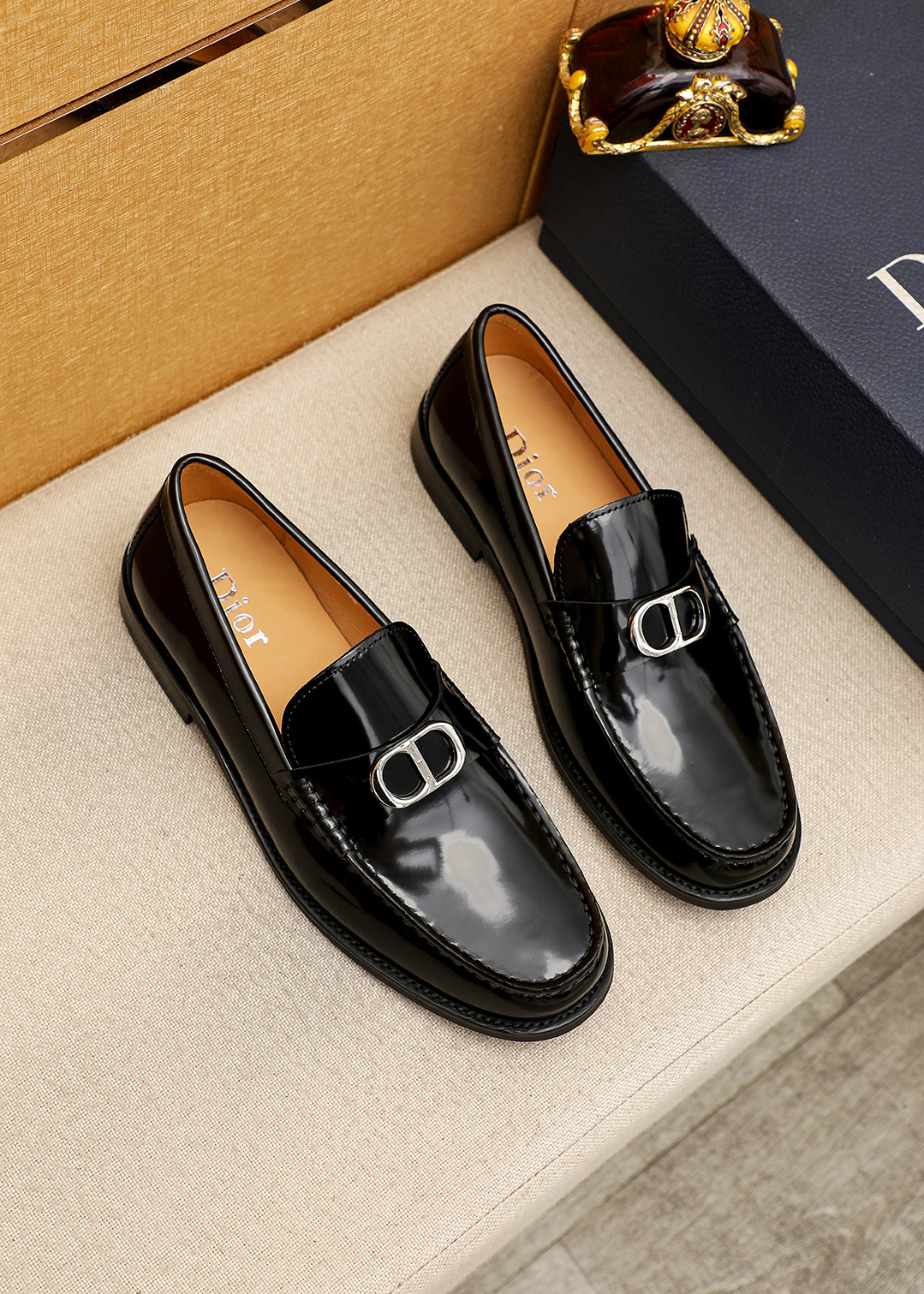 NO:954092,Product trademark Dior 'Dior' casual leather shoes. Regular size: 39-44 (customized at 38.45) Product material selection: Italian imported first-layer open-edge beaded cowhide upper, imported water-dyed cowhide lining. Strong three-dimensional visual effect, original outsole color 1 color optional, dior, dior, cowhide19860909商品商标Dior「 迪奥」休闲皮鞋 正码码数:39-44（38.45订做） 商品材料精选 意大利进口头层开边珠牛皮鞋面,进口水染牛皮内里.强烈立体视觉效果,原版大底 颜 色1色可选,,dior,dior,cowhide,Men's shoes
