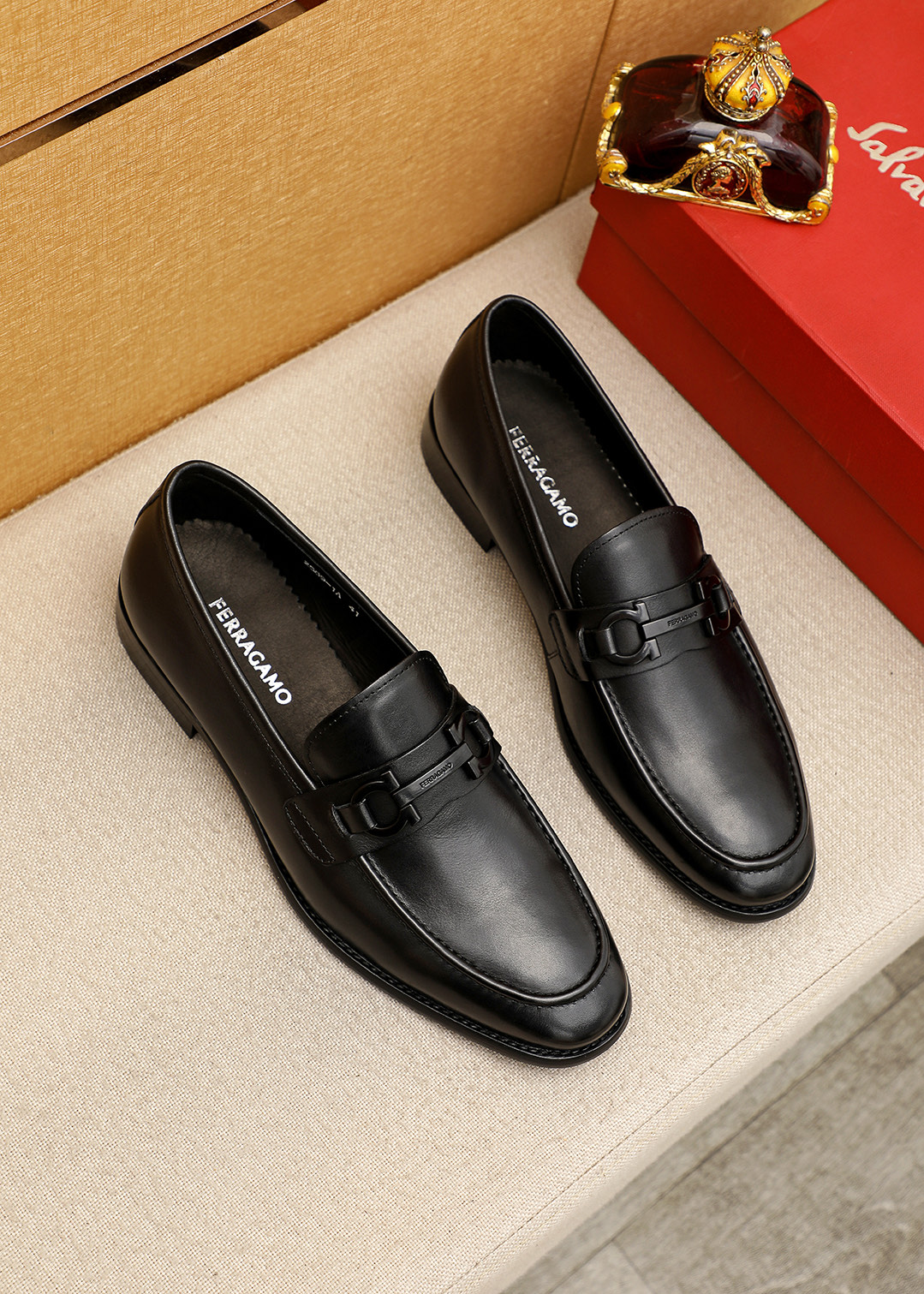 NO:954101,Product trademark Ferragamo 'Ferragamo' casual leather shoes, correct size: 39-44 (customized at 38.45.46) Product material selection: imported calfskin upper + classic hardware buckle, imported pigskin lining. Strong three-dimensional visual effect, original outsole, 2 colors available, ferragamo, ferragamo, cowhide19860909商品商标Ferragamo「 菲拉格慕」休闲皮鞋 正码码数:39-44（38.45.46订制） 商品材料精选 进口小牛皮鞋面+经典五金扣,进口猪皮内里.强烈立体视觉效果,原版大底 颜 色2色可选,,ferragamo,ferragamo,cowhide,Men's shoes