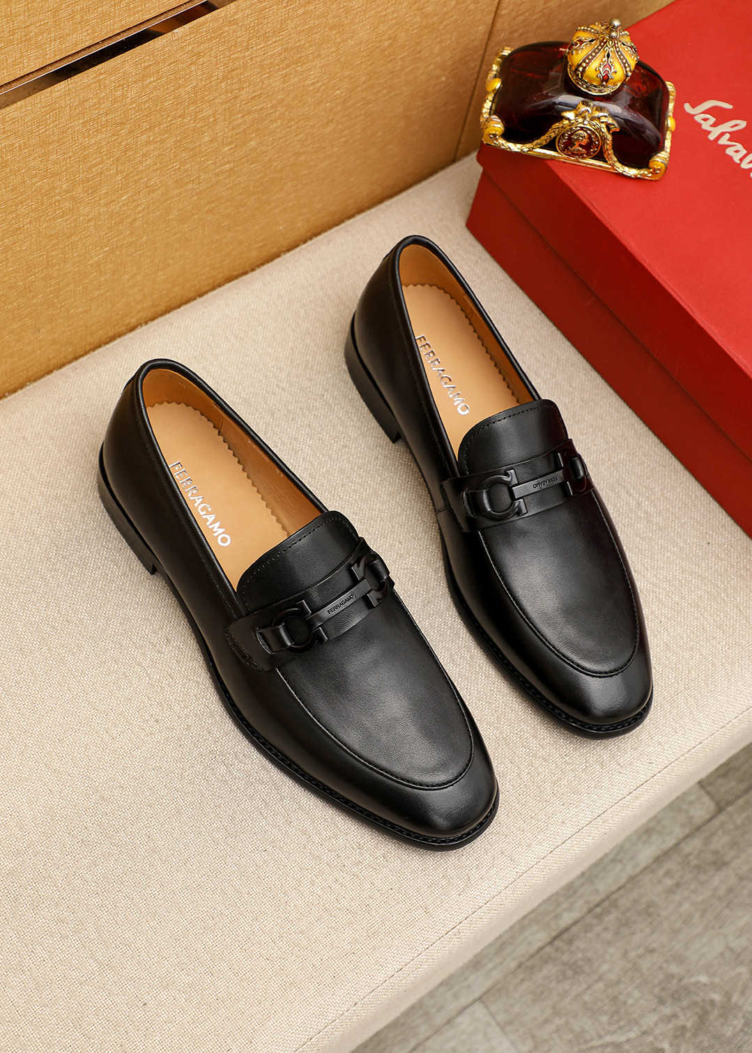 NO:954111,Product trademark Ferragamo 'Ferragamo' casual leather shoes. Regular size: 39-44 (customized at 38.45.46) Product materials are selected. Imported calfskin upper + classic hardware buckle, imported pigskin lining. Strong three-dimensional visual effect, original outsole color 1 color optional, ferragamo, ferragamo, cowhide19860909商品商标Ferragamo「 菲拉格慕」休闲皮鞋 正码码数:39-44（38.45.46订制） 商品材料精选 进口小牛皮鞋面+经典五金扣,进口猪皮内里.强烈立体视觉效果,原版大底 颜 色1色可选,,ferragamo,ferragamo,cowhide,Men's shoes