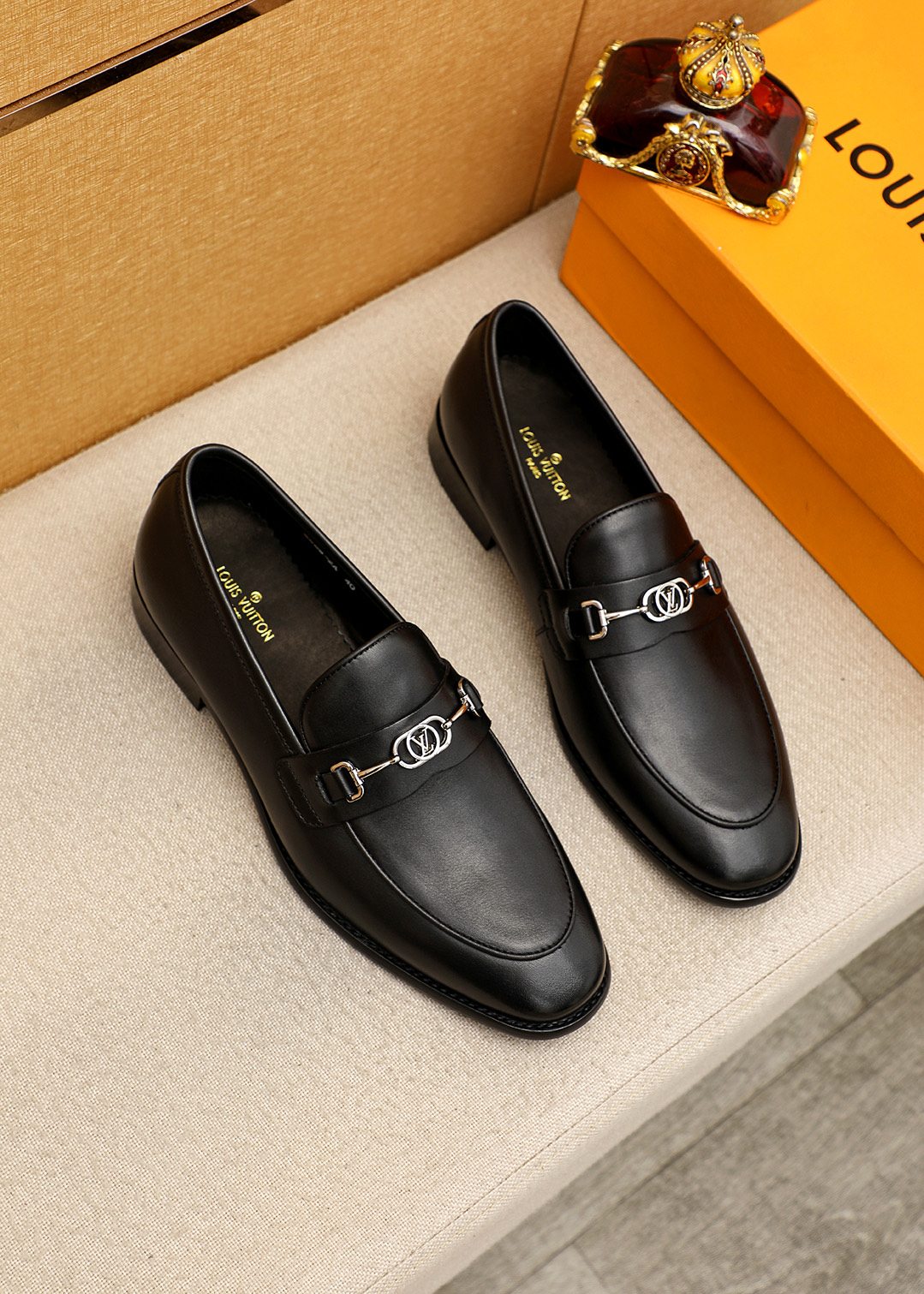 NO:954120,Product trademark LOUIS VUITTON 'Louis Vuitton' casual leather shoes. Regular size: 39-44 (customized at 38.45.46) Product material selection: imported first-layer calfskin upper + luxury hardware buckle, imported first-layer cowhide lining. Strong three-dimensional visual effect, original outsole color 1 color optional, louis vuitton, louis vuitton, cowhide19860909商品商标LOUIS VUITTON「 路易威登」休闲皮鞋 正码码数:39-44（38.45.46订制） 商品材料精选 进口头层小牛皮鞋面+奢华五金扣,进口头层牛皮内里.强烈立体视觉效果,原版大底 颜 色1色可选,,louis vuitton,louis vuitton,cowhide,Men's shoes