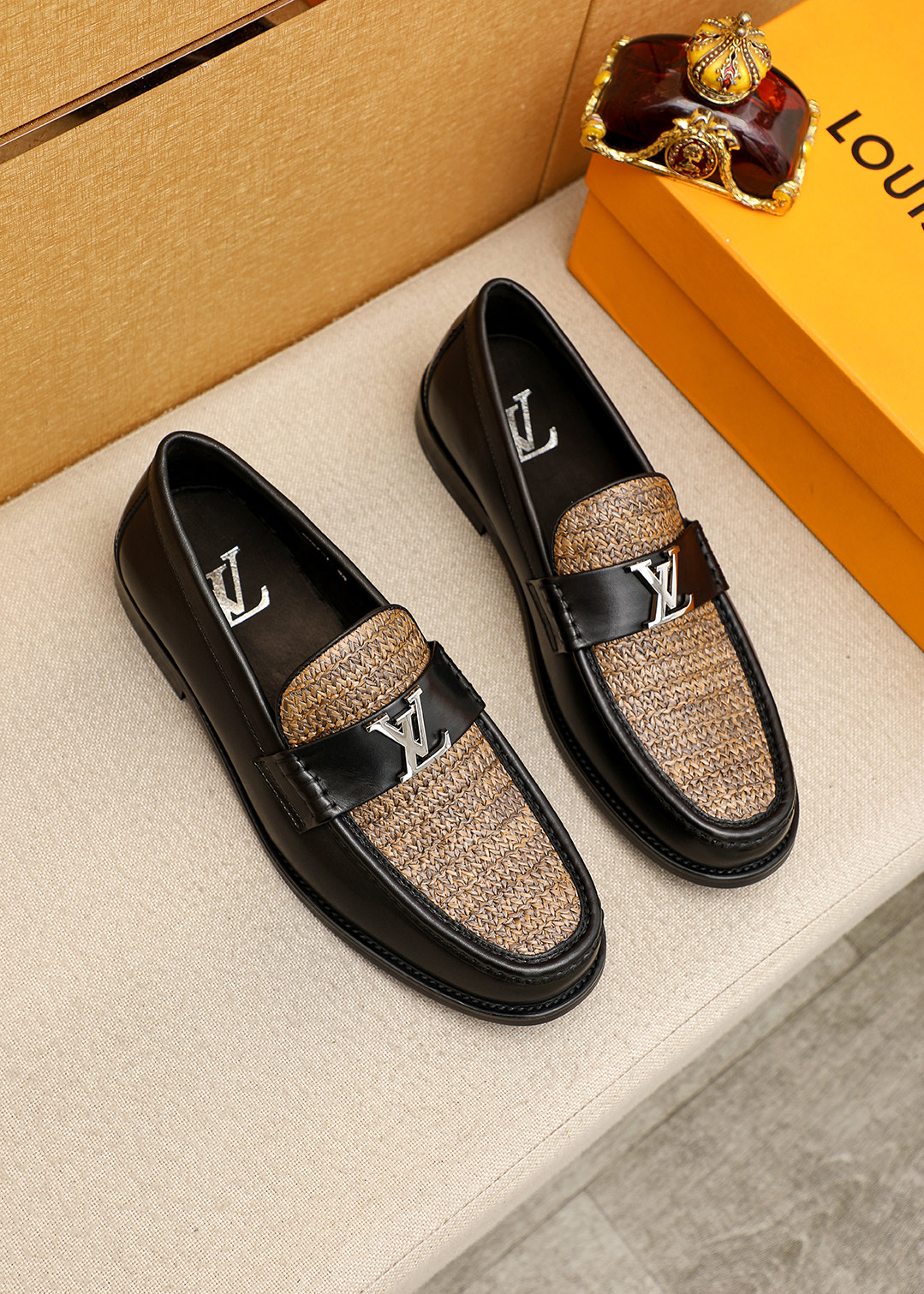 NO:954130,Product trademark LOUIS VUITTON 'Louis Vuitton' casual leather shoes. Regular size: 38-44 (customized at 45.46) Product material selection: imported first-layer cowhide embossed upper + luxury hardware buckle, imported first-layer cowhide lining. Strong three-dimensional visual effect, original outsole color 2 colors available, louis vuitton, louis vuitton, cowhide19860909商品商标LOUIS VUITTON「 路易威登」休闲皮鞋 正码码数:38-44（45.46订制） 商品材料精选 进口头层牛皮压花鞋面+奢华五金扣,进口头层牛皮内里.强烈立体视觉效果,原版大底 颜 色2色可选,,louis vuitton,louis vuitton,cowhide,Men's shoes
