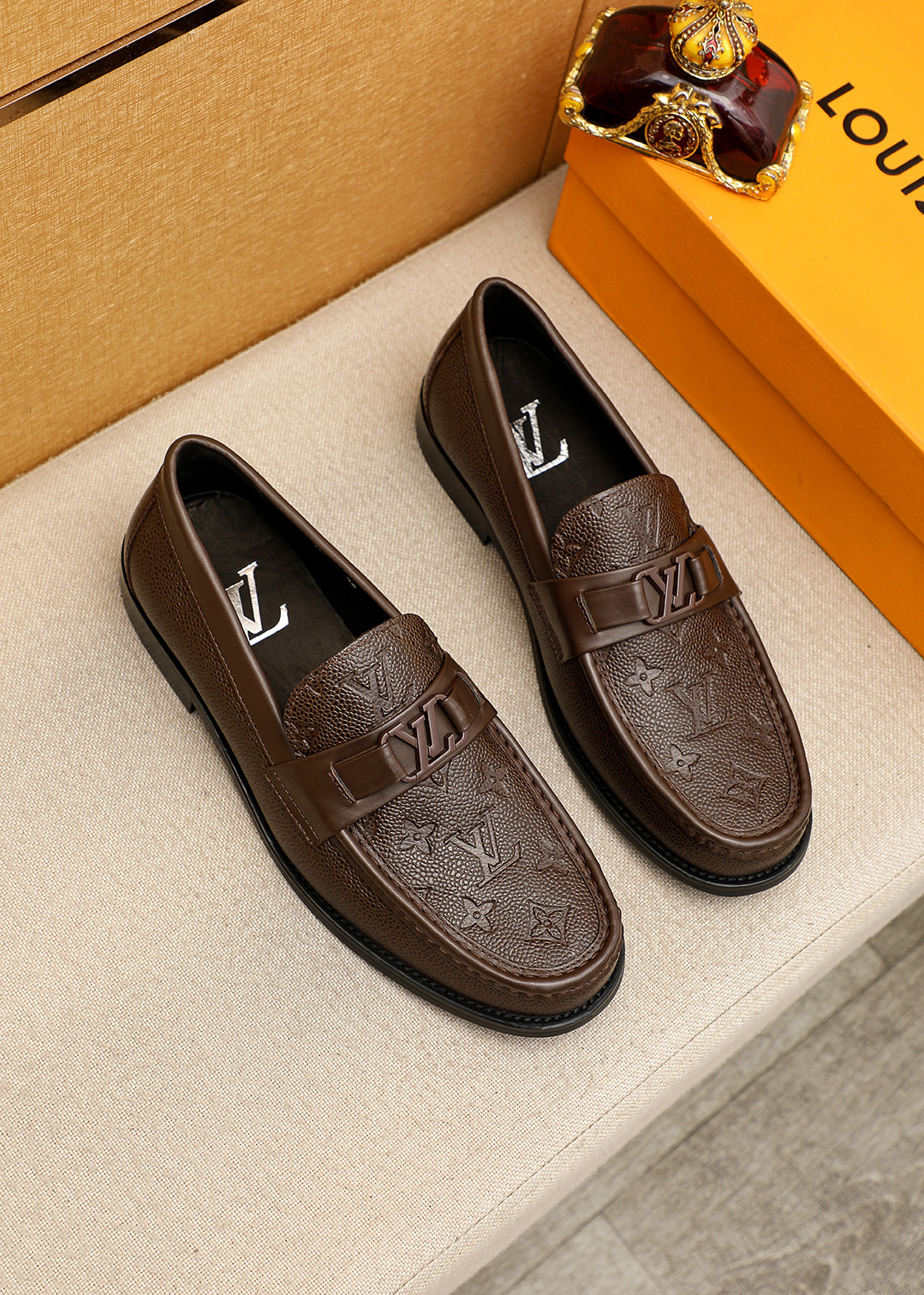 NO:954141,Product trademark LOUIS VUITTON 'Louis Vuitton' casual leather shoes. Regular size: 38-44 (customized at 45.46) Product material selection: imported first-layer cowhide embossed upper + luxury hardware buckle, imported first-layer cowhide lining. Strong three-dimensional visual effect, original outsole color 1 color optional, louis vuitton, louis vuitton, cowhide19860909商品商标LOUIS VUITTON「 路易威登」休闲皮鞋 正码码数:38-44（45.46订制） 商品材料精选 进口头层牛皮压花鞋面+奢华五金扣,进口头层牛皮内里.强烈立体视觉效果,原版大底 颜 色1色可选,,louis vuitton,louis vuitton,cowhide,Men's shoes