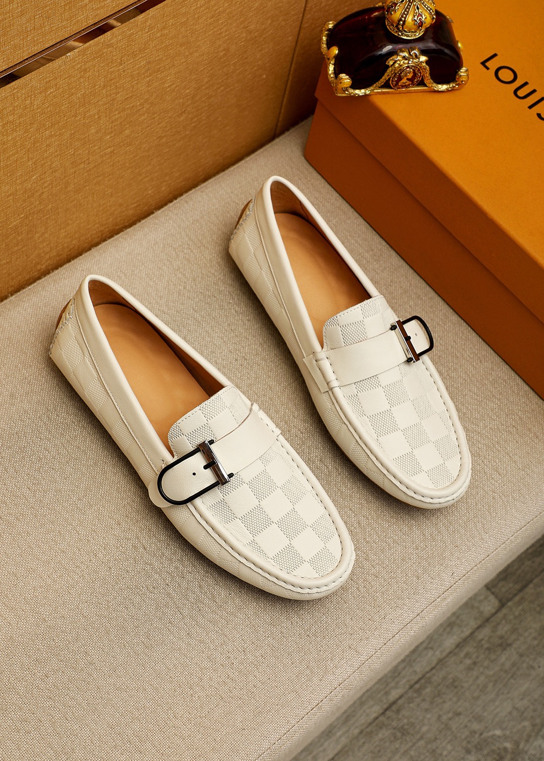 NO:954412,Product trademark LOUIS VUITTON 'Louis Vuitton' Peas Shoes Regular size: 38-44 (customized at 37.45.46) Selected product materials First-layer calfskin embossed upper + luxury hardware buckle, imported pigskin lining. Strong three-dimensional visual effect, rubber outsole 4 colors available, louis vuitton, louis vuitton, cowhide19860909商品商标LOUIS VUITTON「 路易威登」豆豆鞋 正码码数:38-44（37.45.46订做） 商品材料精选 头层小牛皮压花鞋面+奢华五金扣,进口猪皮内里.强烈立体视觉效果,橡胶大底 颜 色4色可选,,louis vuitton,louis vuitton,cowhide,Men's shoes