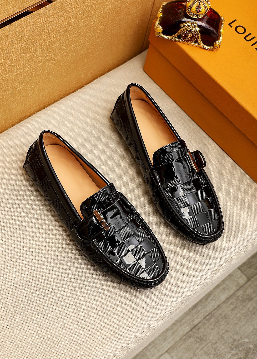 NO:954421,Product trademark LOUIS VUITTON 'Louis Vuitton' beanie shoes. Regular size: 38-44 (customized at 37.45.46) Product material selection: first-layer open-edge beaded cowhide embossed upper + luxury hardware buckle, imported pigskin lining. Strong three-dimensional visual effect, rubber outsole 4 colors available, louis vuitton, louis vuitton, cowhide19860909商品商标LOUIS VUITTON「 路易威登」豆豆鞋 正码码数:38-44（37.45.46订做） 商品材料精选 头层开边珠牛皮压花鞋面+奢华五金扣,进口猪皮内里.强烈立体视觉效果,橡胶大底 颜 色4色可选,,louis vuitton,louis vuitton,cowhide,Men's shoes