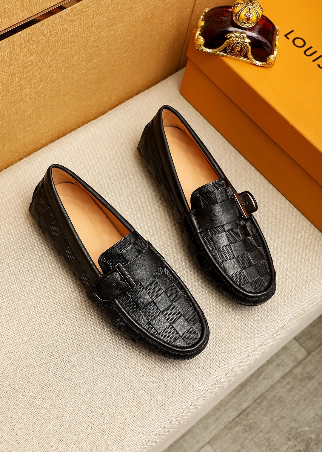 NO:954430,Product trademark LOUIS VUITTON 'Louis Vuitton' Peas Shoes Regular size: 38-44 (customized at 37.45.46) Selected product materials First-layer calfskin embossed upper + luxury hardware buckle, imported pigskin lining. Strong three-dimensional visual effect, rubber outsole 4 colors available, louis vuitton, louis vuitton, cowhide19860909商品商标LOUIS VUITTON「 路易威登」豆豆鞋 正码码数:38-44（37.45.46订做） 商品材料精选 头层小牛皮压花鞋面+奢华五金扣,进口猪皮内里.强烈立体视觉效果,橡胶大底 颜 色4色可选,,louis vuitton,louis vuitton,cowhide,Men's shoes