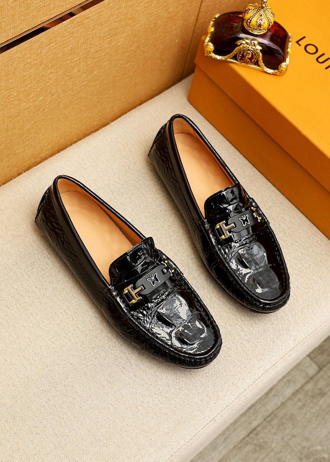NO:954439,Product trademark LOUIS VUITTON 'Louis Vuitton' beanie shoes. Regular size: 38-44 (customized at 37.45.46) Product material selection: First-layer open-edge beaded cowhide embossed upper + luxury hardware buckle, imported pigskin lining. Strong three-dimensional visual effect, rubber outsole, 1 color optional, louis vuitton, louis vuitton, cowhide19860909商品商标LOUIS VUITTON「 路易威登」豆豆鞋 正码码数:38-44（37.45.46订做） 商品材料精选 头层开边珠牛皮压花鞋面+奢华五金扣,进口猪皮内里.强烈立体视觉效果,橡胶大底 颜 色1色可选,,louis vuitton,louis vuitton,cowhide,Men's shoes