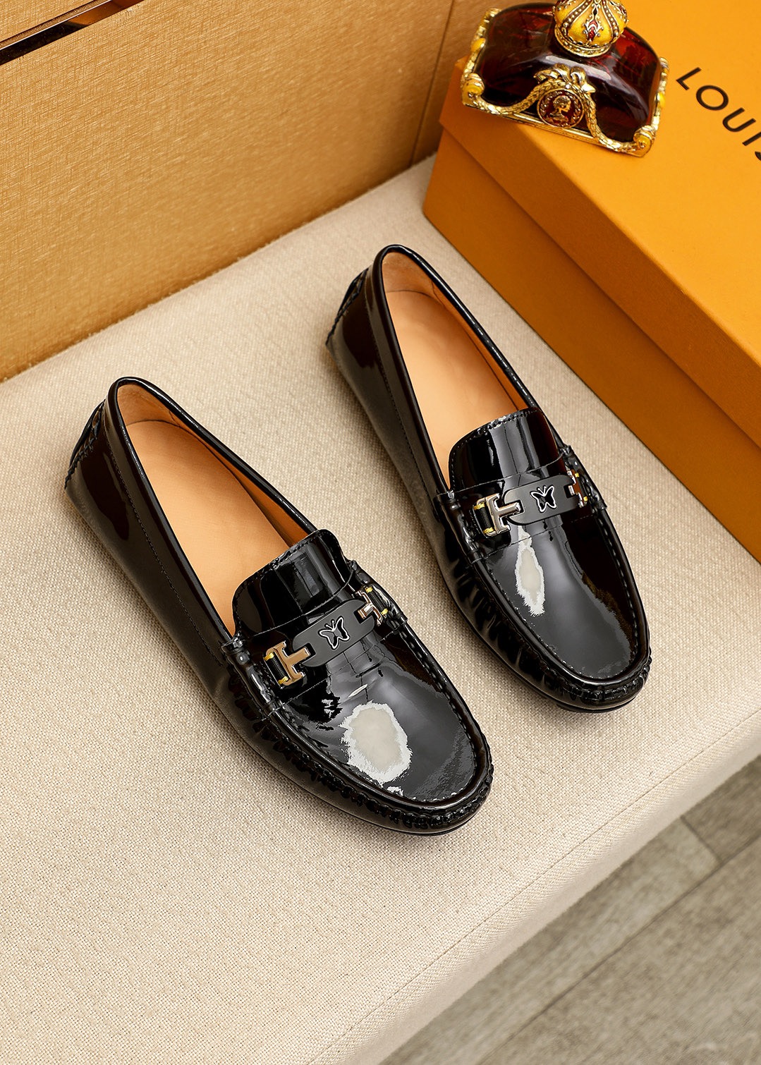 NO:954449,Product trademark LOUIS VUITTON 'Louis Vuitton' beanie shoes. Regular size: 38-44 (customized at 37.45.46) Product material selection: First-layer open-edge beaded cowhide upper + luxury hardware buckle, imported pigskin lining. Strong three-dimensional visual effect, rubber outsole, 1 color optional, louis vuitton, louis vuitton, cowhide19860909商品商标LOUIS VUITTON「 路易威登」豆豆鞋 正码码数:38-44（37.45.46订做） 商品材料精选 头层开边珠牛皮鞋面+奢华五金扣,进口猪皮内里.强烈立体视觉效果,橡胶大底 颜 色1色可选,,louis vuitton,louis vuitton,cowhide,Men's shoes