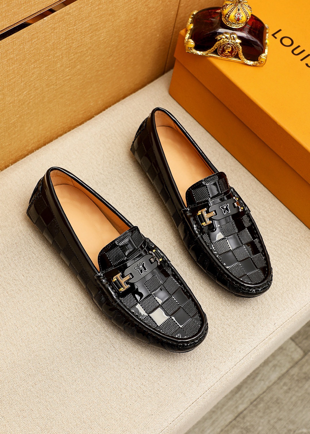 NO:954457,Product trademark LOUIS VUITTON 'Louis Vuitton' beanie shoes. Regular size: 38-44 (customized at 37.45.46) Product material selection: First-layer open-edge beaded cowhide embossed upper + luxury hardware buckle, imported pigskin lining. Strong three-dimensional visual effect, rubber outsole, 1 color optional, louis vuitton, louis vuitton, cowhide19860909商品商标LOUIS VUITTON「 路易威登」豆豆鞋 正码码数:38-44（37.45.46订做） 商品材料精选 头层开边珠牛皮压花鞋面+奢华五金扣,进口猪皮内里.强烈立体视觉效果,橡胶大底 颜 色1色可选,,louis vuitton,louis vuitton,cowhide,Men's shoes
