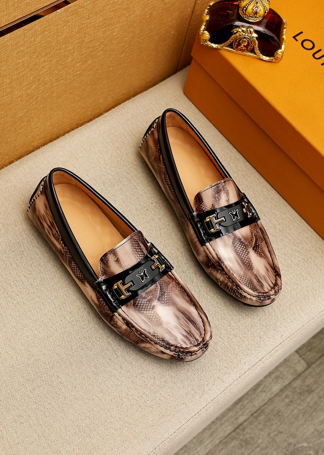 NO:954382,Product trademark LOUIS VUITTON 'Louis Vuitton' Peas Shoes Regular size: 38-44 (customized at 37.45.46) Selected product materials First-layer calfskin embossed upper + luxury hardware buckle, imported pigskin lining. Strong three-dimensional visual effect, rubber outsole 2 colors available, louis vuitton, louis vuitton, cowhide19860909商品商标LOUIS VUITTON「 路易威登」豆豆鞋 正码码数:38-44（37.45.46订做） 商品材料精选 头层小牛皮压花鞋面+奢华五金扣,进口猪皮内里.强烈立体视觉效果,橡胶大底 颜 色2色可选,,louis vuitton,louis vuitton,cowhide,Men's shoes