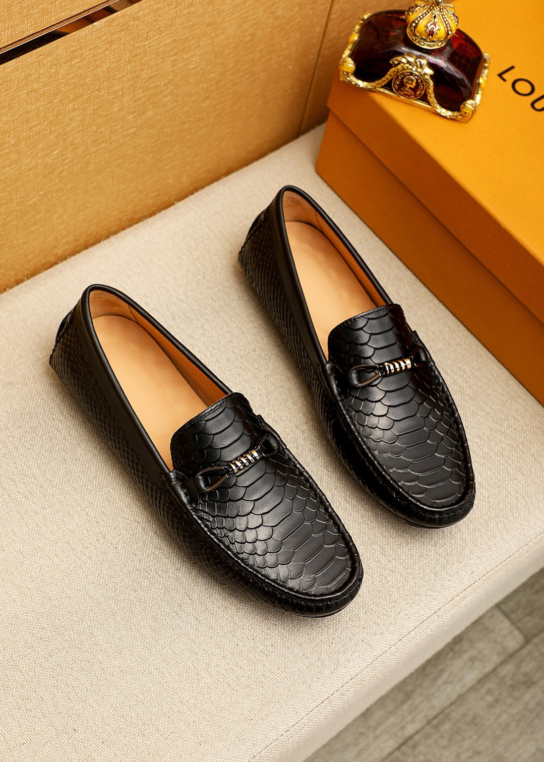 NO:954390,Product trademark LOUIS VUITTON 'Louis Vuitton' Peas Shoes Regular size: 38-44 (customized at 37.45.46) Selected product materials First-layer calfskin embossed upper + luxury hardware buckle, imported pigskin lining. Strong three-dimensional visual effect, rubber outsole 3 colors available, louis vuitton, louis vuitton, cowhide19860909商品商标LOUIS VUITTON「 路易威登」豆豆鞋 正码码数:38-44（37.45.46订做） 商品材料精选 头层小牛皮压花鞋面+奢华五金扣,进口猪皮内里.强烈立体视觉效果,橡胶大底 颜 色3色可选,,louis vuitton,louis vuitton,cowhide,Men's shoes