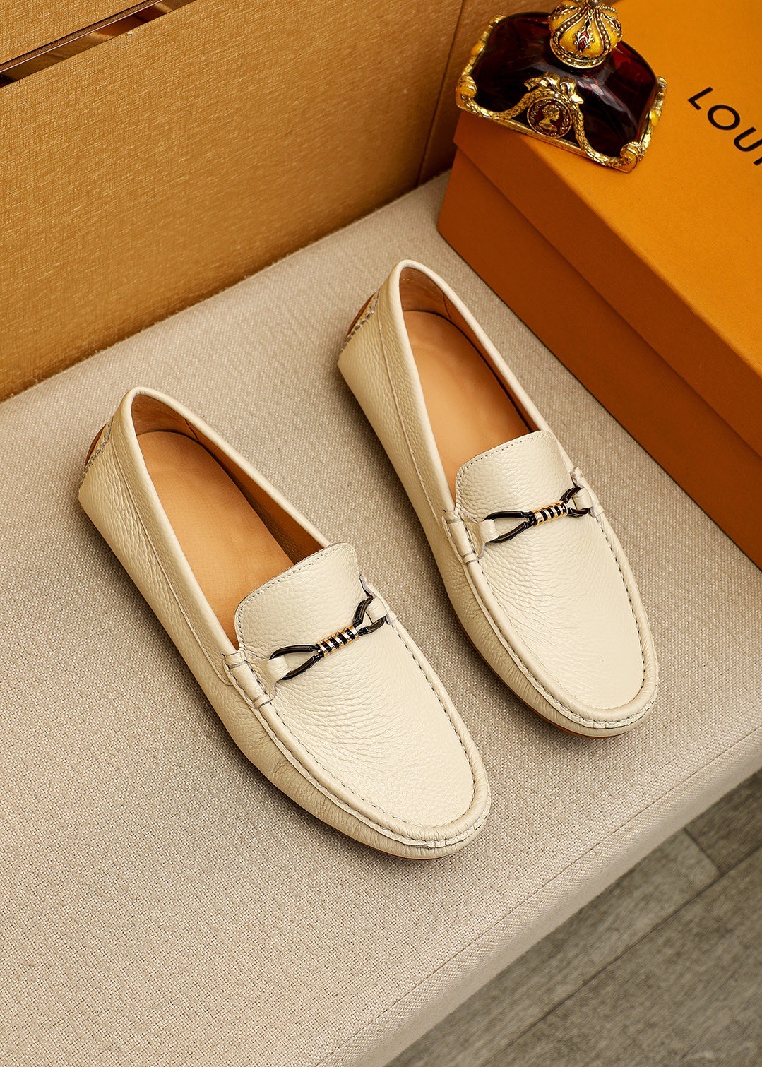 NO:954401,Product trademark LOUIS VUITTON 'Louis Vuitton' beanie shoes. Regular size: 38-44 (customized at 37.45.46) Product material selection: First layer of pebbled cowhide leather upper + luxury hardware buckle, imported pigskin lining. Strong three-dimensional visual effect, rubber outsole, 3 colors available, louis vuitton, louis vuitton, cowhide19860909商品商标LOUIS VUITTON「 路易威登」豆豆鞋 正码码数:38-44（37.45.46订做） 商品材料精选 头层荔枝纹牛皮鞋面+奢华五金扣,进口猪皮内里.强烈立体视觉效果,橡胶大底 颜 色3色可选,,louis vuitton,louis vuitton,cowhide,Men's shoes